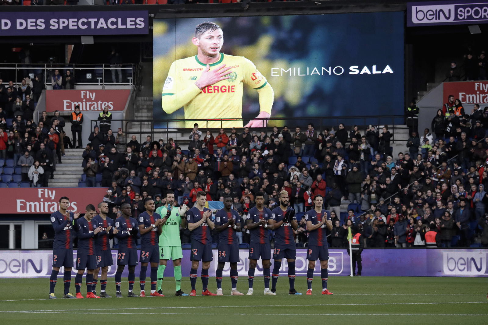 En encuentro del París Saint Germain, en la primera división de Francia, también se recordó a Emiliano Sala. (ESPECIAL)