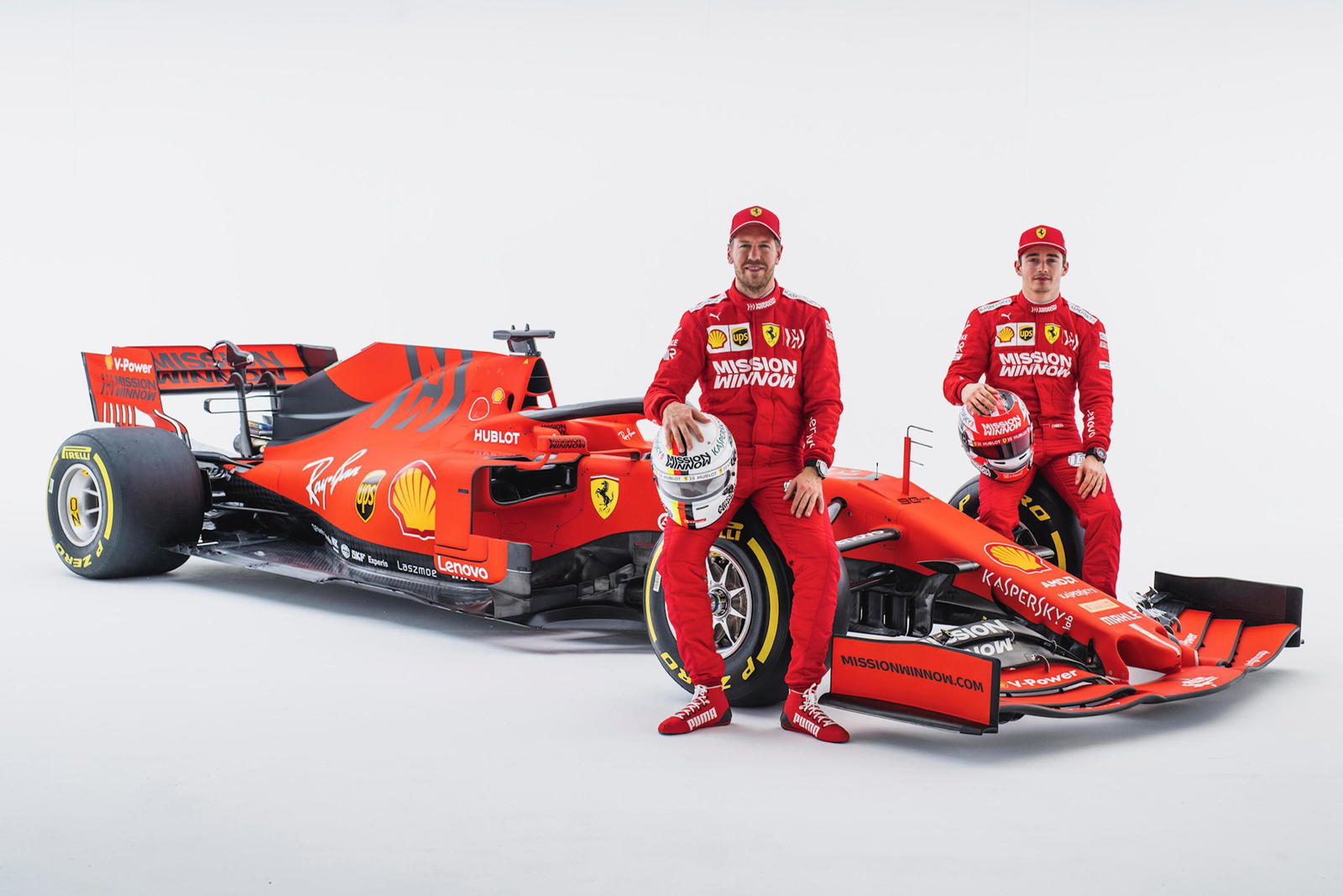 Sebastian Vettel (i) y Charles Leclerc junto al nuevo monoplaza de Ferrari, con el que buscará pelearle el título a Mercedes. (ESPECIAL)