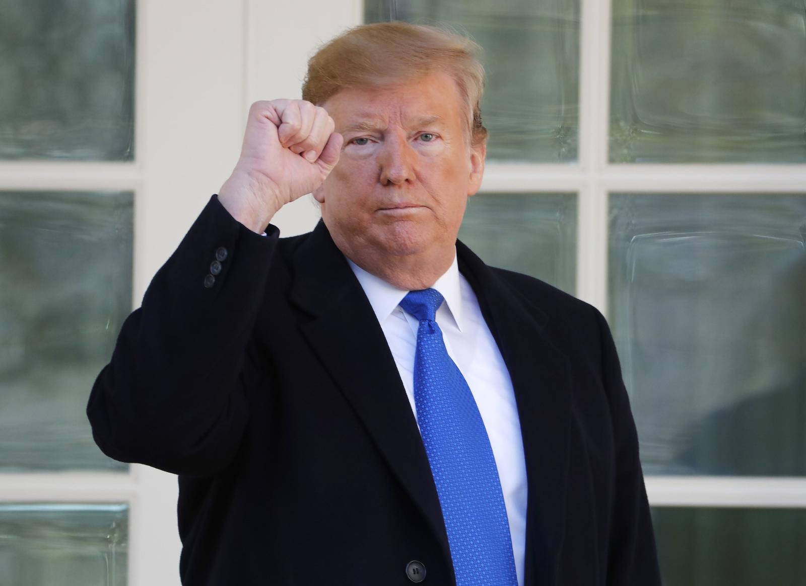 Promesa de campaña. En la imagen se observa a Trump levantando el puño tras ofrecer una rueda de prensa en la que explica cómo se financiará el muro fronterizo. (ARCHIVO)