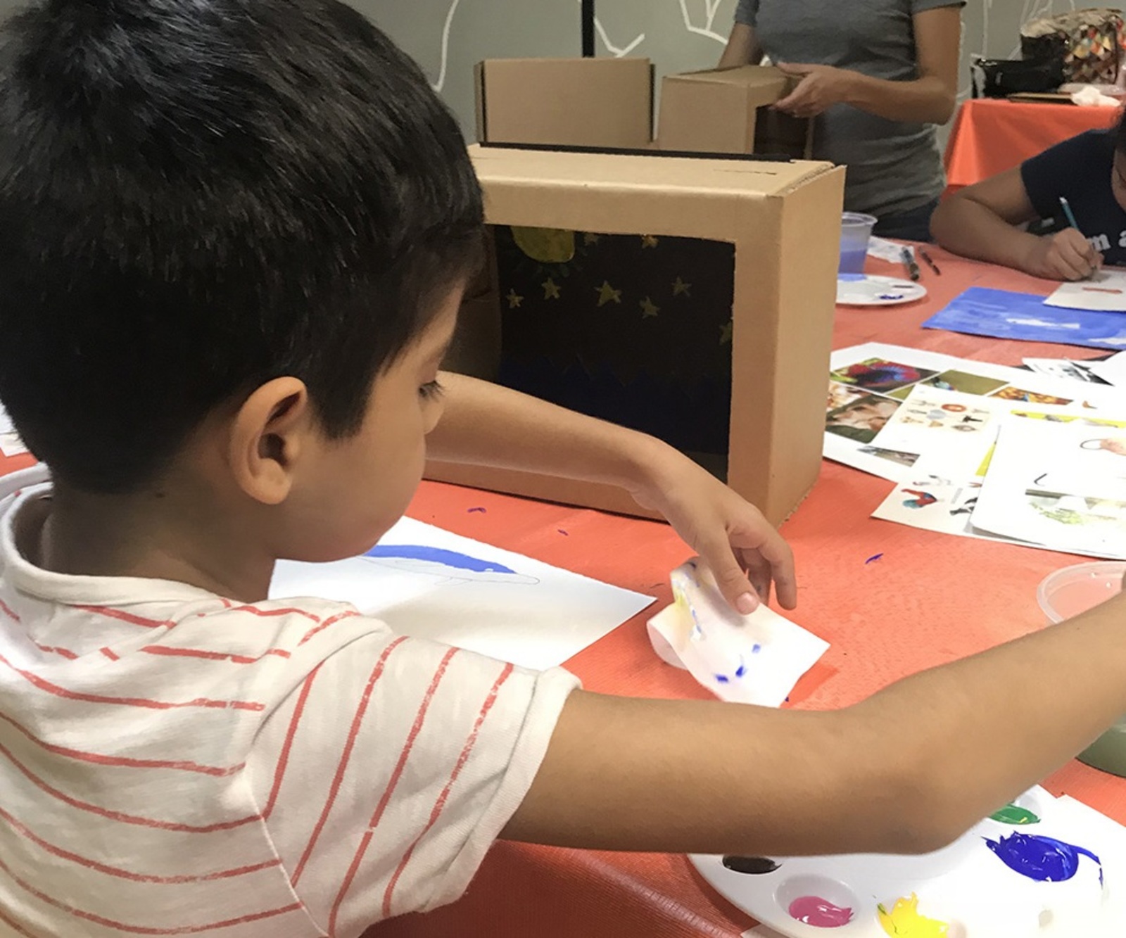 Creatividad. Este tipo de actividades están pensadas para que los más pequeños aprendan diferentes técnicas artísticas. (CORTESÍA)