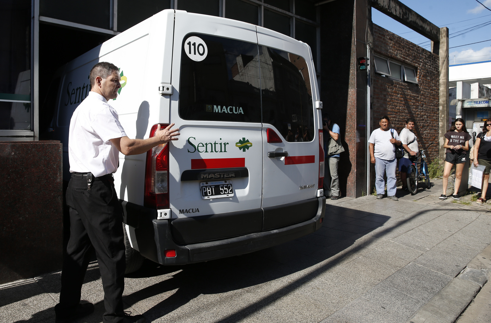 Fotografía del vehículo que transporta los restos del jugador argentino Emiliano Sala. (AP)
