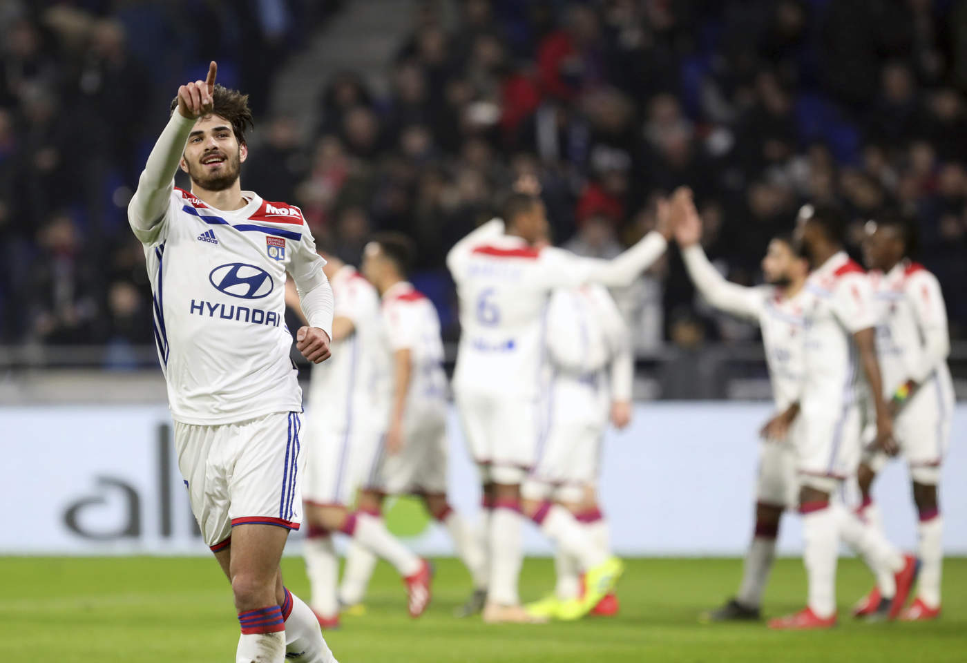 Martin Terrier, del Olympique de Lyon, celebra señalando hacia las tribunas
luego de anotar el primer gol de su equipo en la Liga Uno de Francia. (AP)
