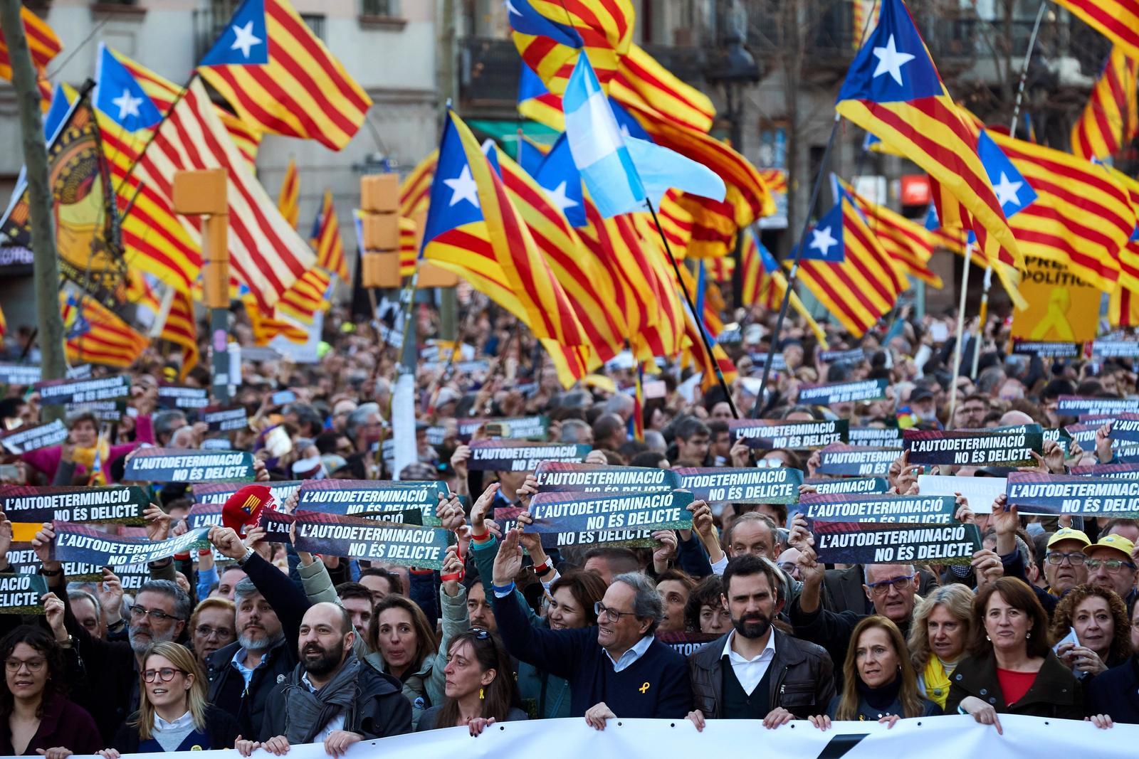 Cientos de miles protestan en Barcelona contra juicio a independentistas