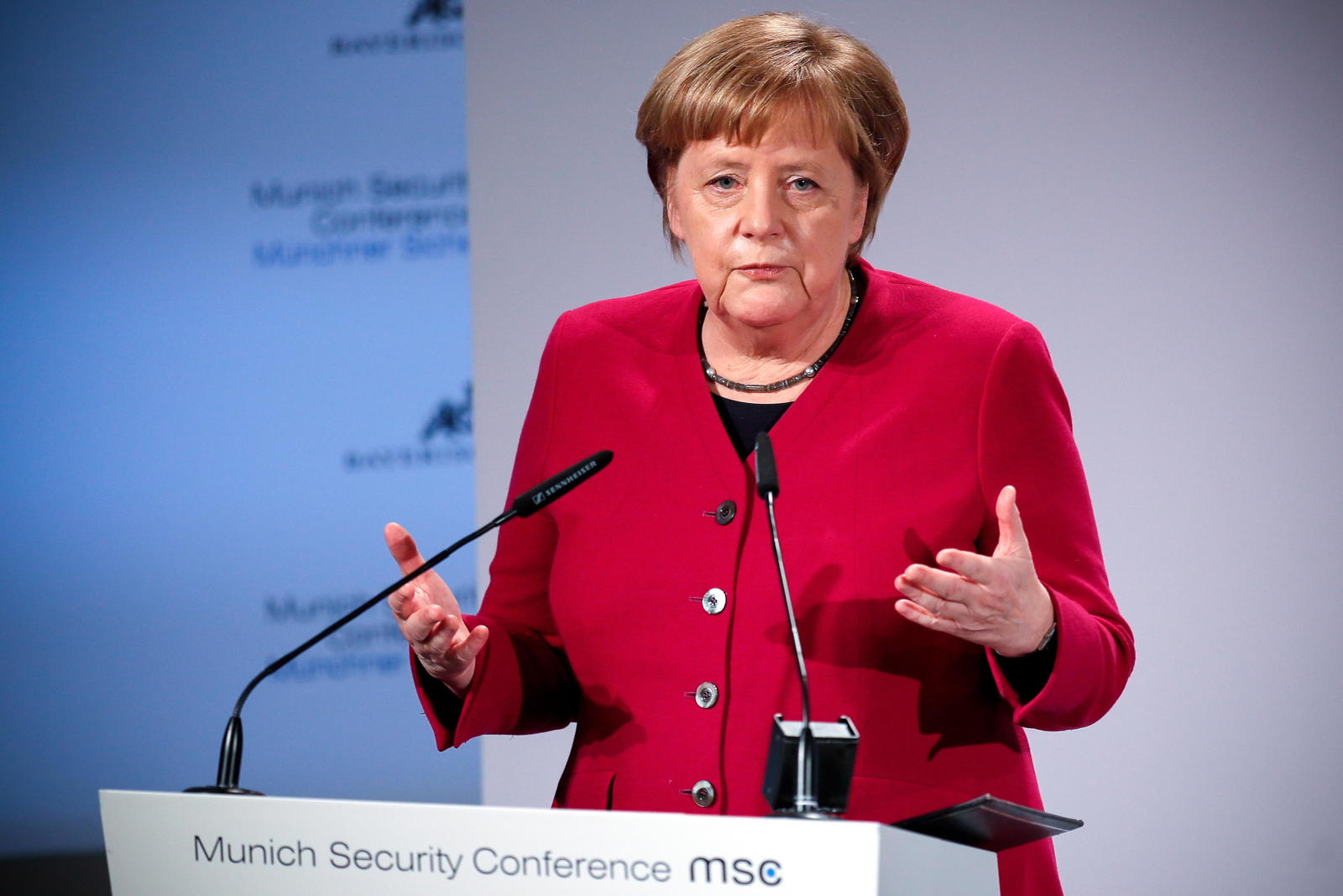 Señala. Merkel también cuestionó si es bueno para EUA retirar sus tropas de Siria.