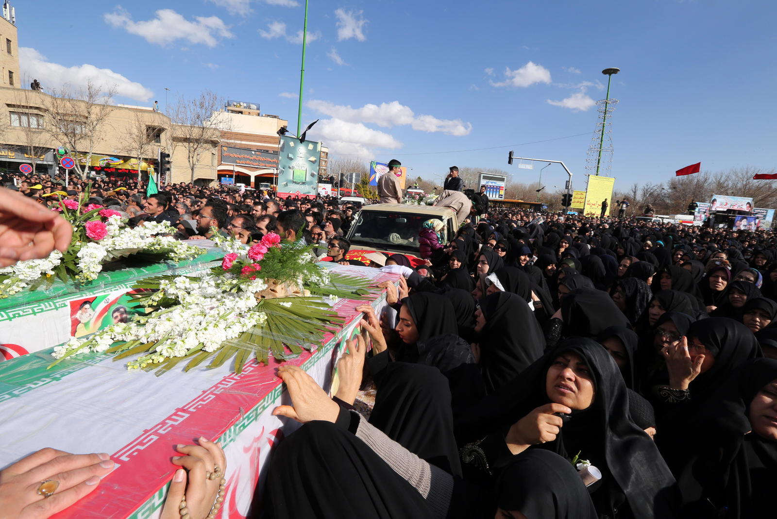 Luto. Miles de dolientes asistieron a un funeral masivo en Isfahan, Iran, en memoria de las víctimas de un coche bomba.