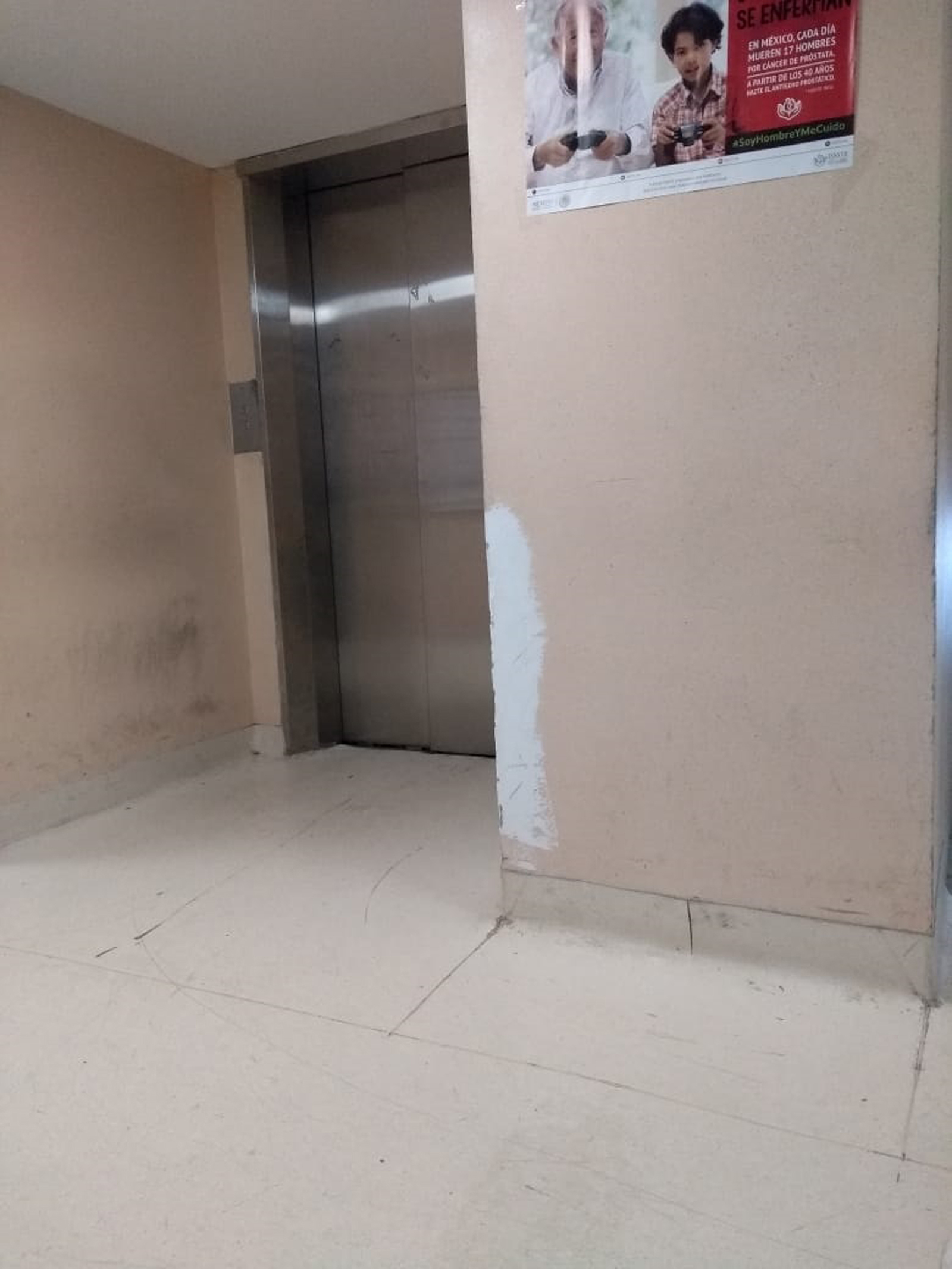 Ante la descompostura del elevador tipo montacargas, el personal del ISSSTE tiene que trasladar los alimentos por el ascensor que generalmente utiliza la derechohabiencia.