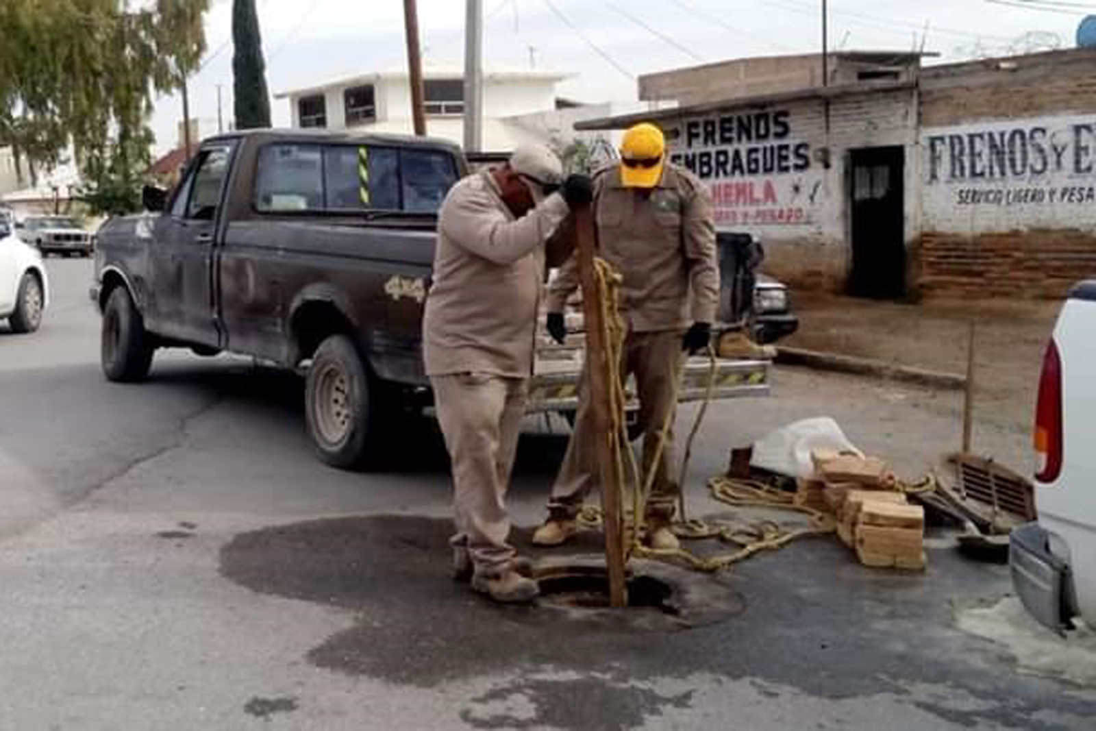 Personal del SAPAL acude a realizar la reparación del cárcamo San Daniel, luego de que algunos ciudadanos realizaran la queja de algunas fallas que se presentaban.