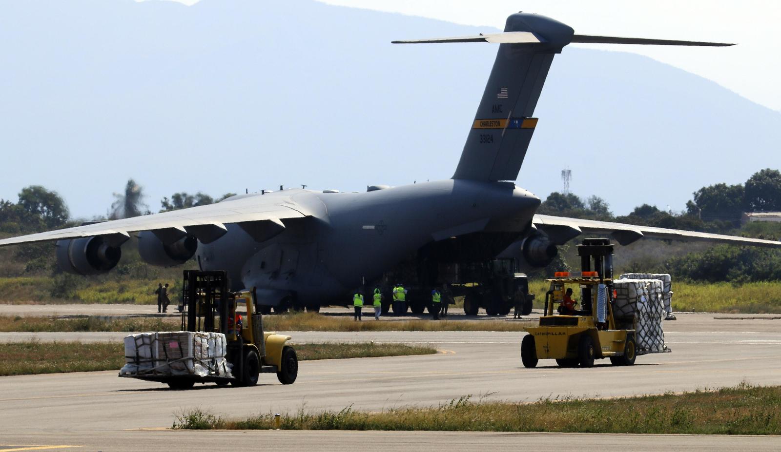Apoyo. Llegaron a Cúcuta tres aviones militares cargados con provisiones procedentes de EUA.