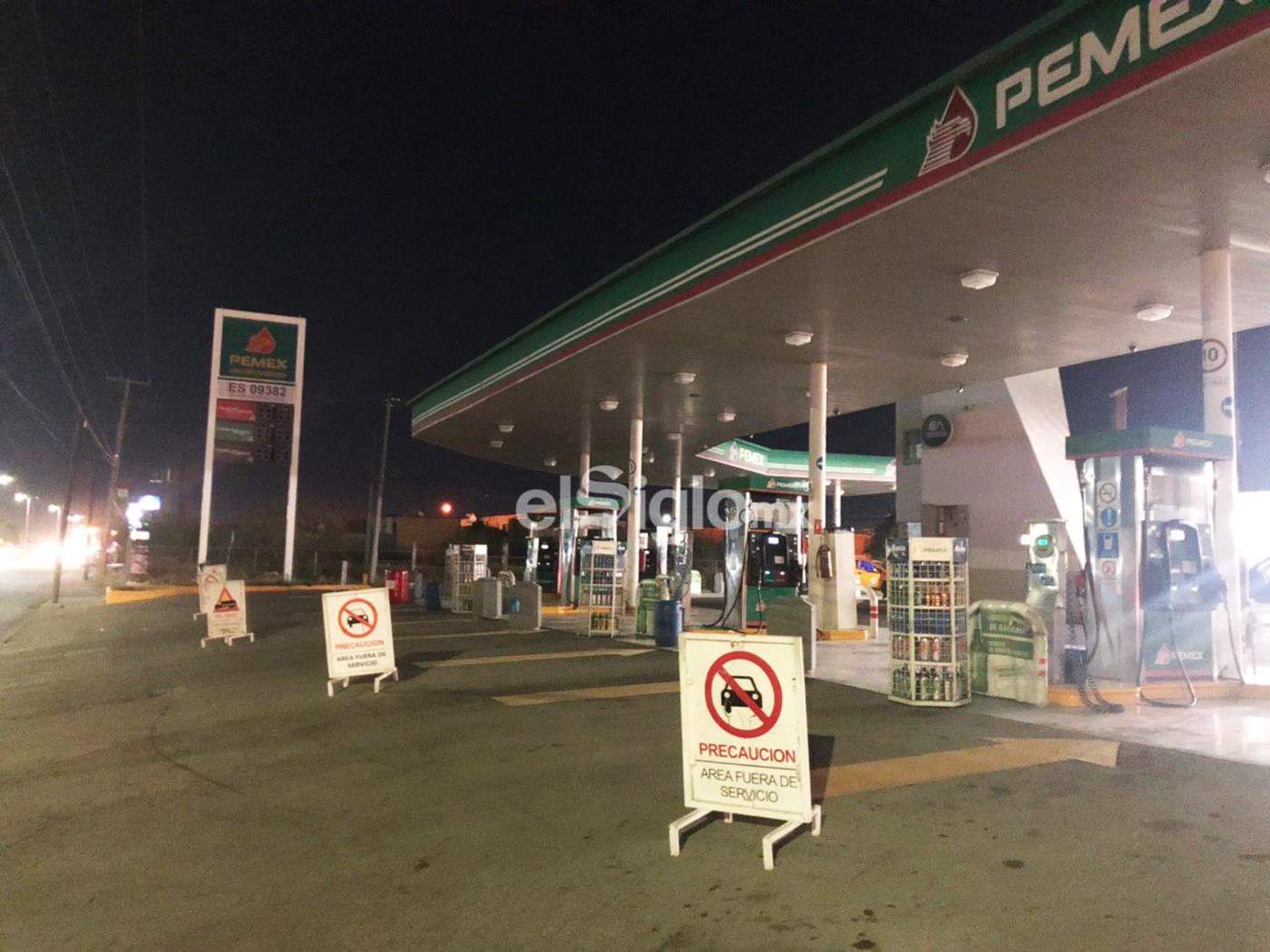 Algunas estaciones, como la ubicada en avenida Juárez y calzada México, cerraron debido a que se quedaron sin gasolinas Magna y Premium. (JOSÉ HERNÁNDEZ) 