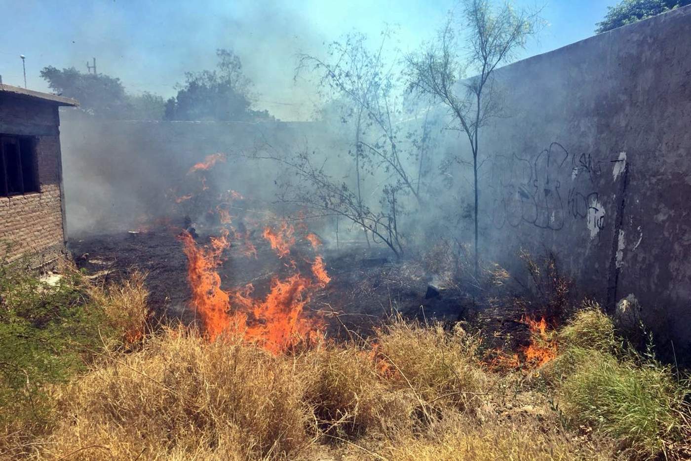 Reportan un incremento de atenciones por incendios en lotes baldíos sobre todo en las comunidades rurales de Lerdo.