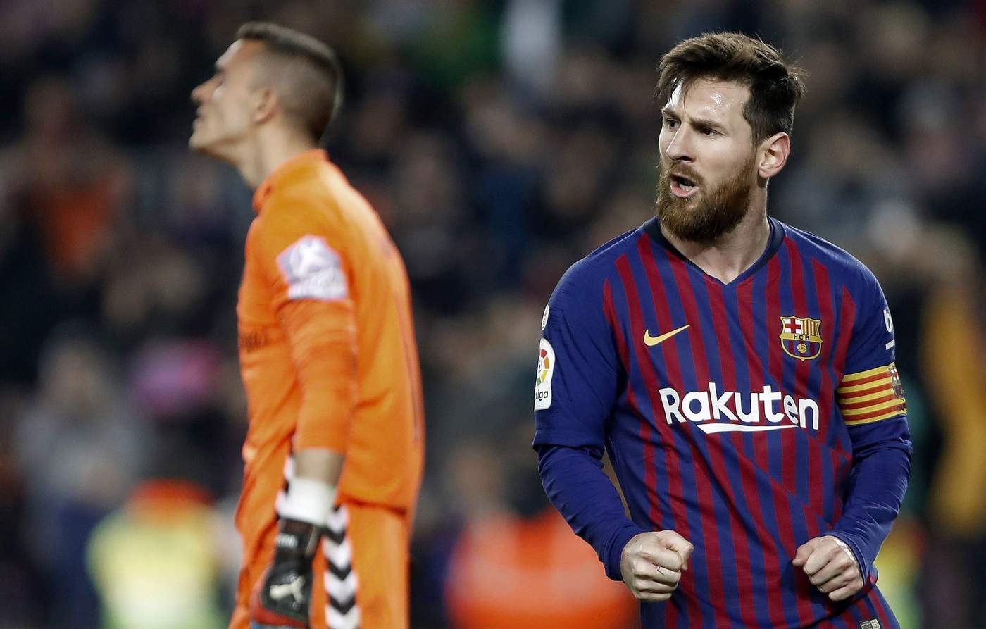 Lionel Messi festeja tras anotar el penal con el que Barcelona consiguió tres puntos más en LaLiga.
