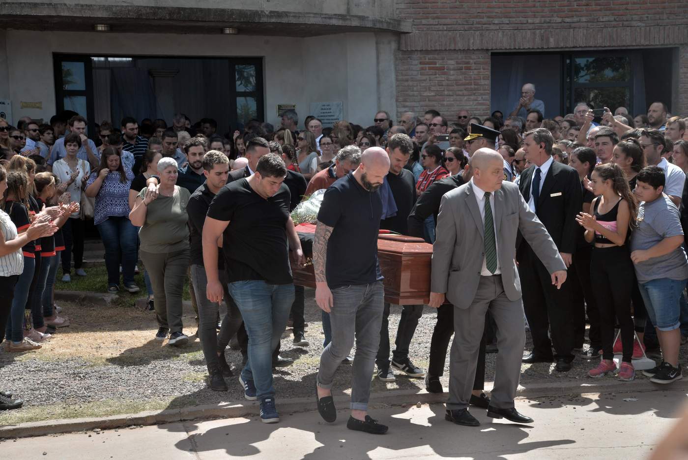 Familiares y amigos llevan los restos del fallecido futbolista argentino Emiliano Sala durante su funeral.
