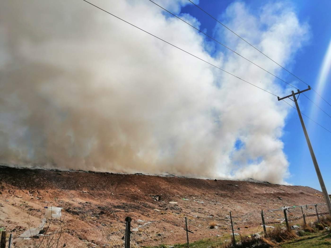 El fuego alcanzó al menos dos hectáreas del relleno sanitario de Gómez Palacio. (EL SIGLO DE TORREÓN) 