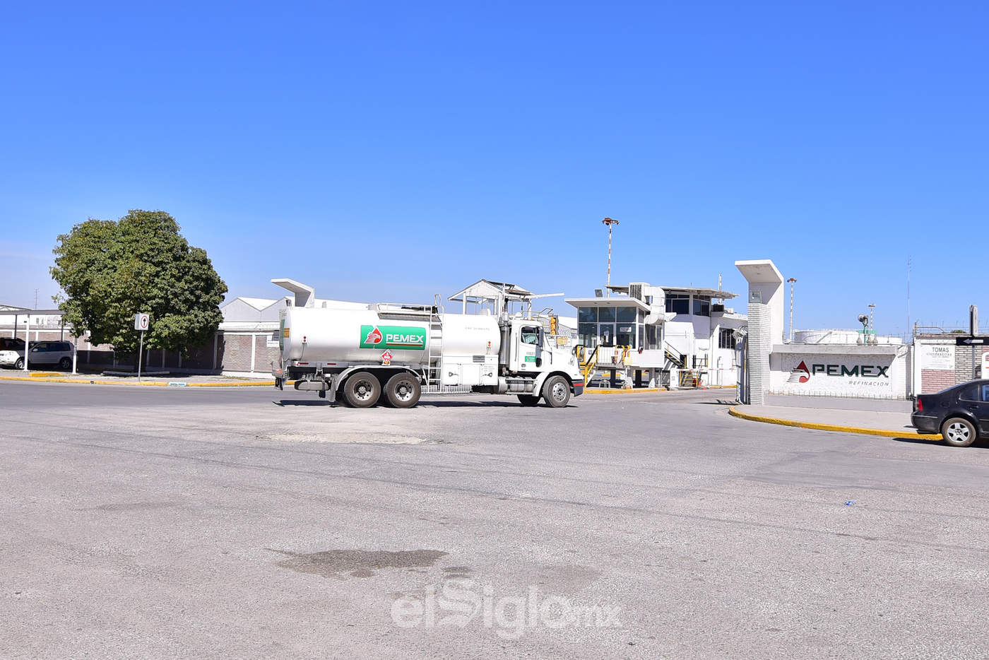 Trabajadores de Pemex en la terminal de Gómez Palacio, trabajan en día de descanso para adelantar la entrega a las estaciones que no cuentan con gasolina y mejorar el abastecimiento.  (ERNESTO RAMÍREZ) 