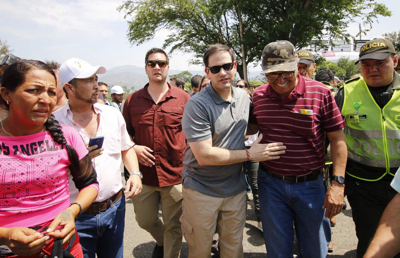 El senador estadounidense Marco Rubio (Centro) llegó al puente internacional Simón Bolívar que limita con Venezuela este domingo, en Cúcuta (Colombia).  (EFE)