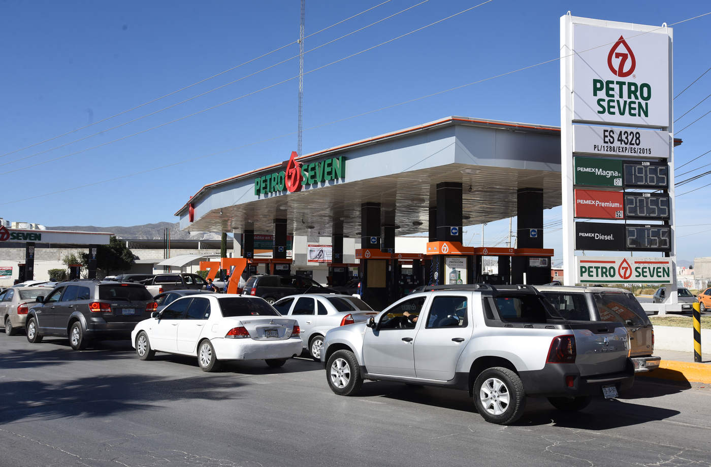 En Torreón desde la tarde, noche del sábado, empezó a generarse una situación inusual cuando decenas de ciudadanos se volcaron a surtir gasolina en tanques llenos.