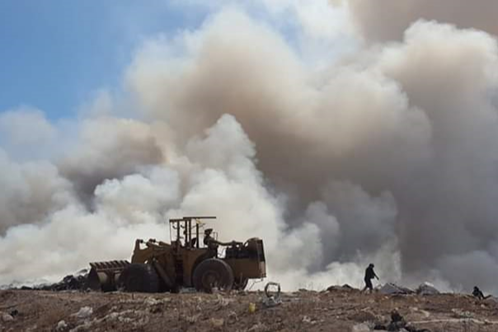 Se incendian dos hectáreas del relleno sanitario de Gómez Palacio, autoridades trabajaron en el área por más de 12 horas, emplearon personal de la estación de Torreón, maquinaria y pipas empresariales.