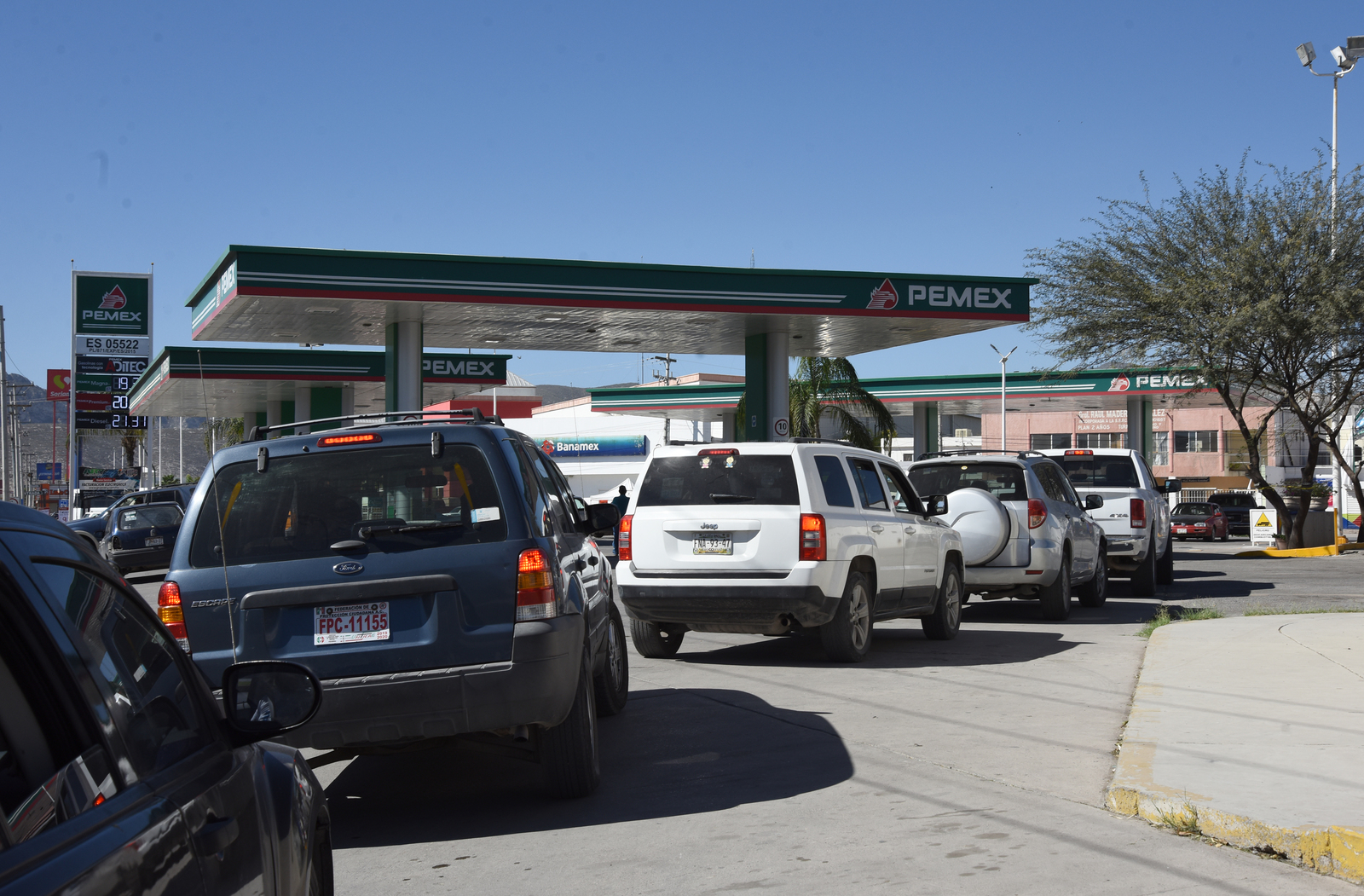 Ante el temor de quedarse sin gasolina, conductores abarrotaron diferentes estaciones de Torreón. (JESÚS GALINDO)  