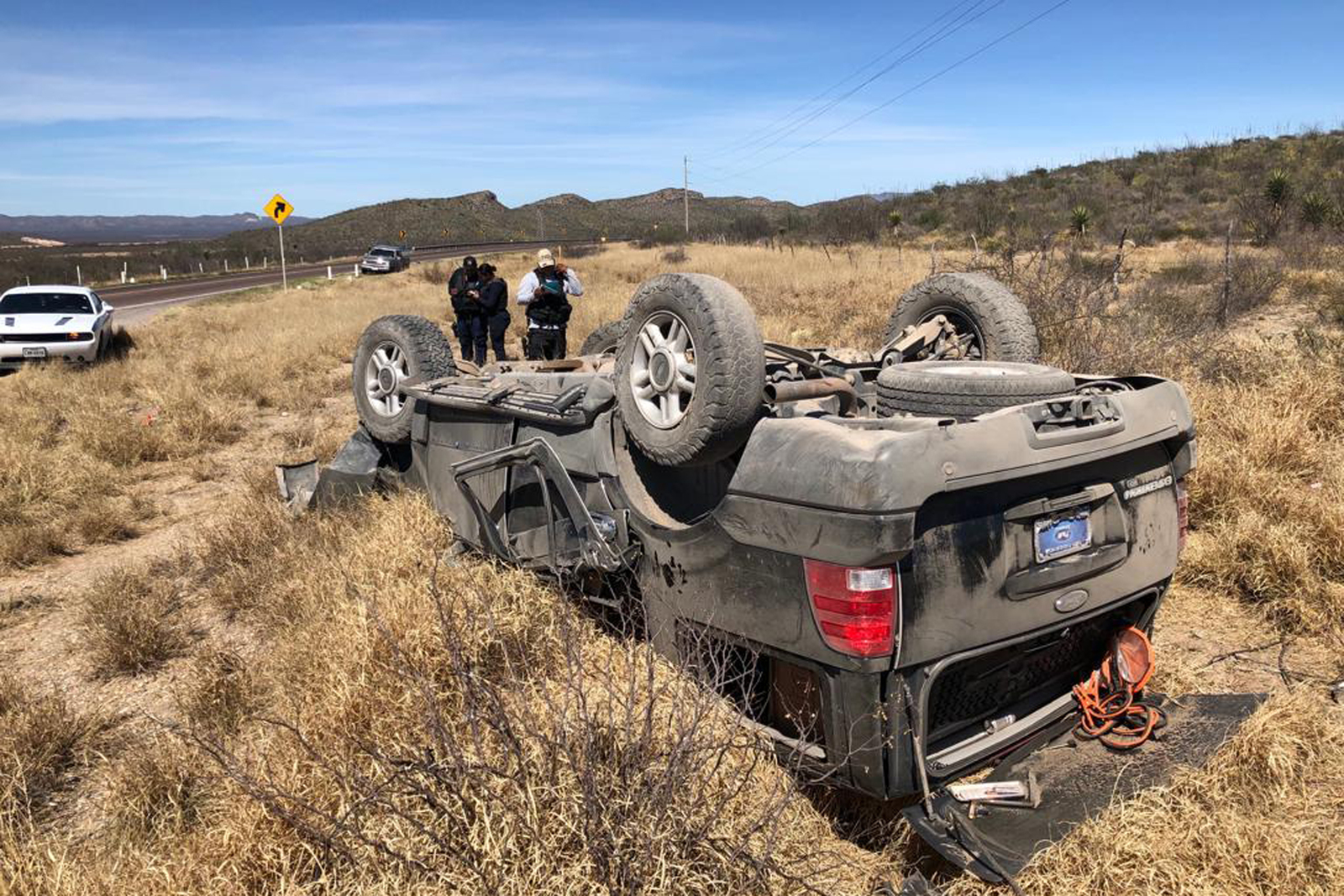 Un hombre y una mujer originarios de Cuencamé, perdieron la vida al sufrir una volcadura en la carretera libre a Durango, cuatro personas más resultaron lesionadas. (EL SIGLO DE TORREÓN) 