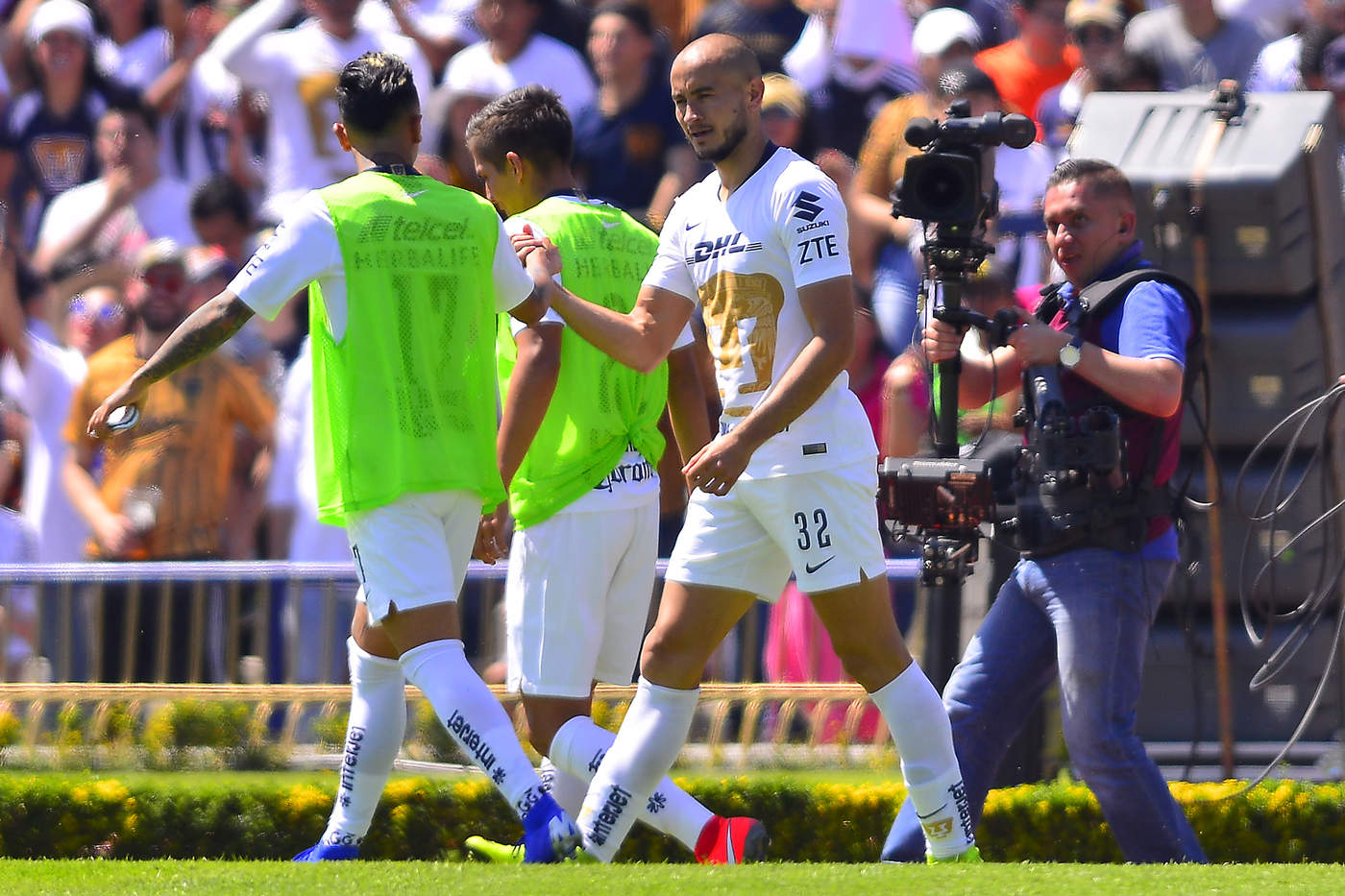 El futbolista paraguayo Carlos González marcó el único gol del duelo con un remate de cabeza que dio la victoria a Pumas. (Jam Media)