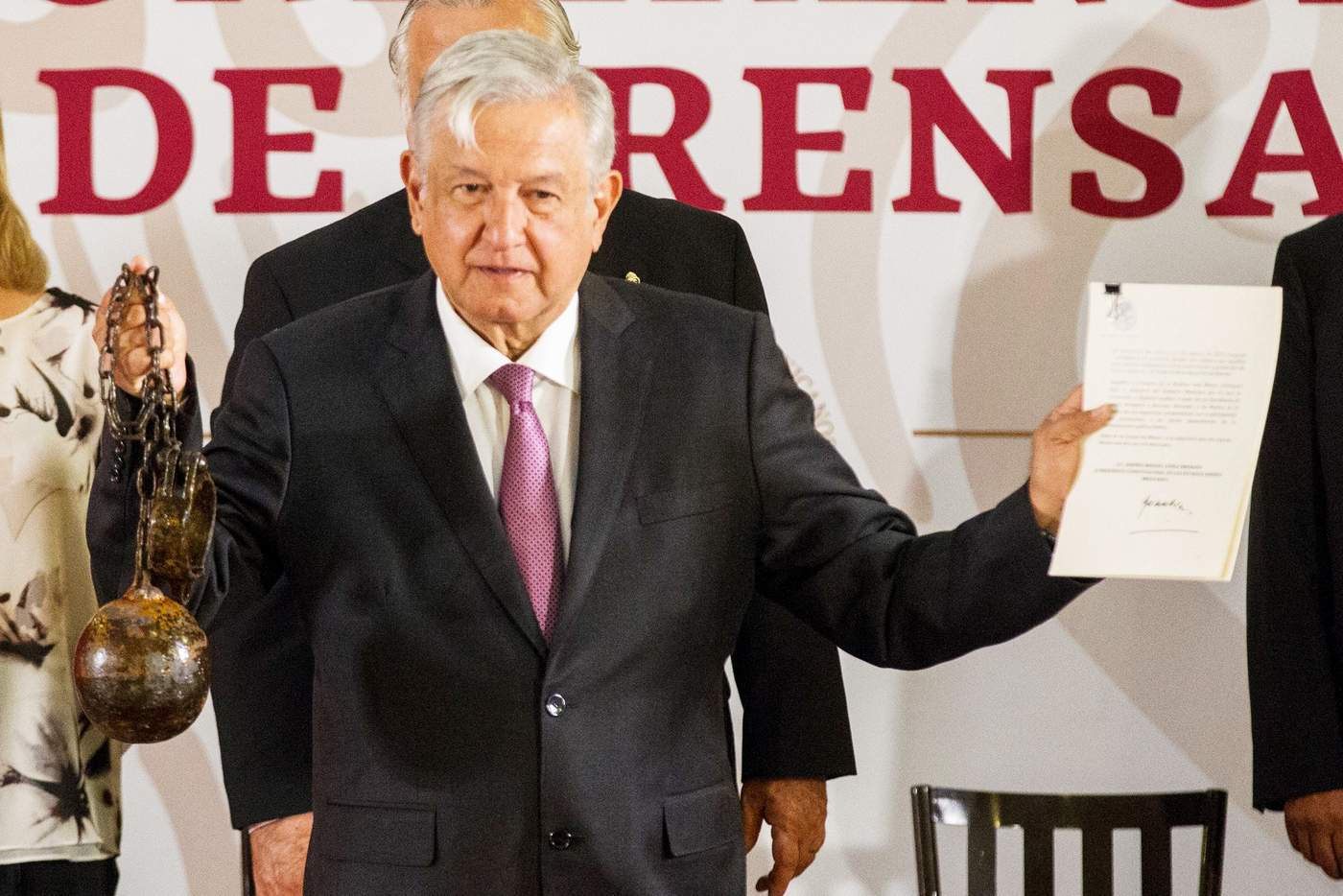 El presidente Andrés Manuel López Obrador firmó esta mañana acompañado por el director del Sistema Penitenciario, Francisco Garduño Yáñez, el decreto para que Islas Marías dejen de ser prisión y se conviertan en reserva natural. (NOTIMEX) 