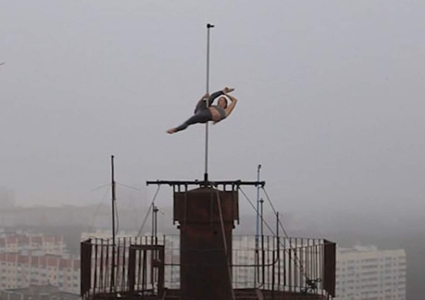 Bailarina realiza peligrosa rutina de 'pole dance' sobre rascacielos