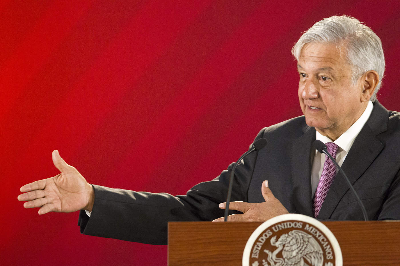 López Obrador arremetió contra este organismo al asegurar que la CRE 'engañó al pueblo de México porque se hizo creer que se necesitaban instancias autónomas de expertos independientes porque el Gobierno no los podía atender'. (NOTIMEX) 
