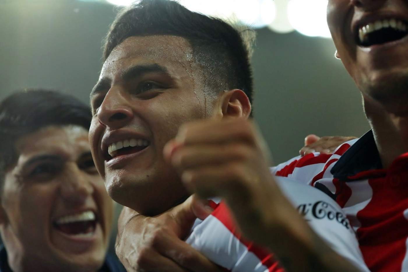 Héroe. Alexis Vega marcó los tres goles de Chivas en la victoria 3-0 sobre Rojinegros del Atlas. (Especial)