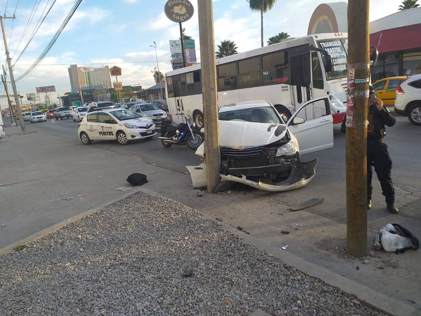 Un conductor que presuntamente se encontraba en estado de ebriedad, impactó su vehículo contra un poste de concreto en la colonia Campestre La Rosita de la ciudad de Torreón. (EL SIGLO DE TORREÓN)