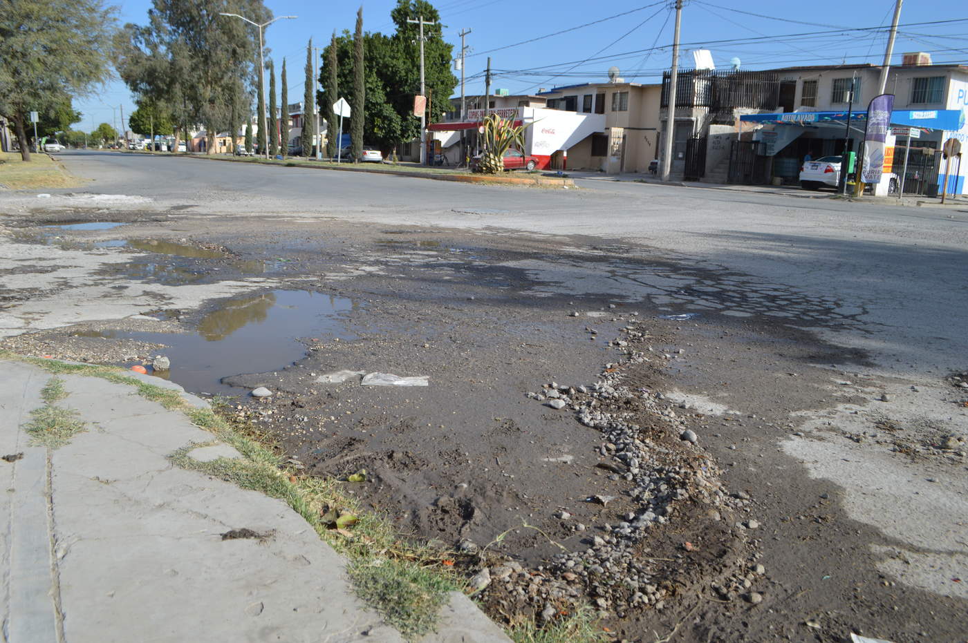 Castillo informó hoy lunes que se han visto afectados por el tianguis que se instala cada fin de semana en el sector, precisamente frente a las instalaciones de la escuela, en la avenida Allende. (ARCHIVO)