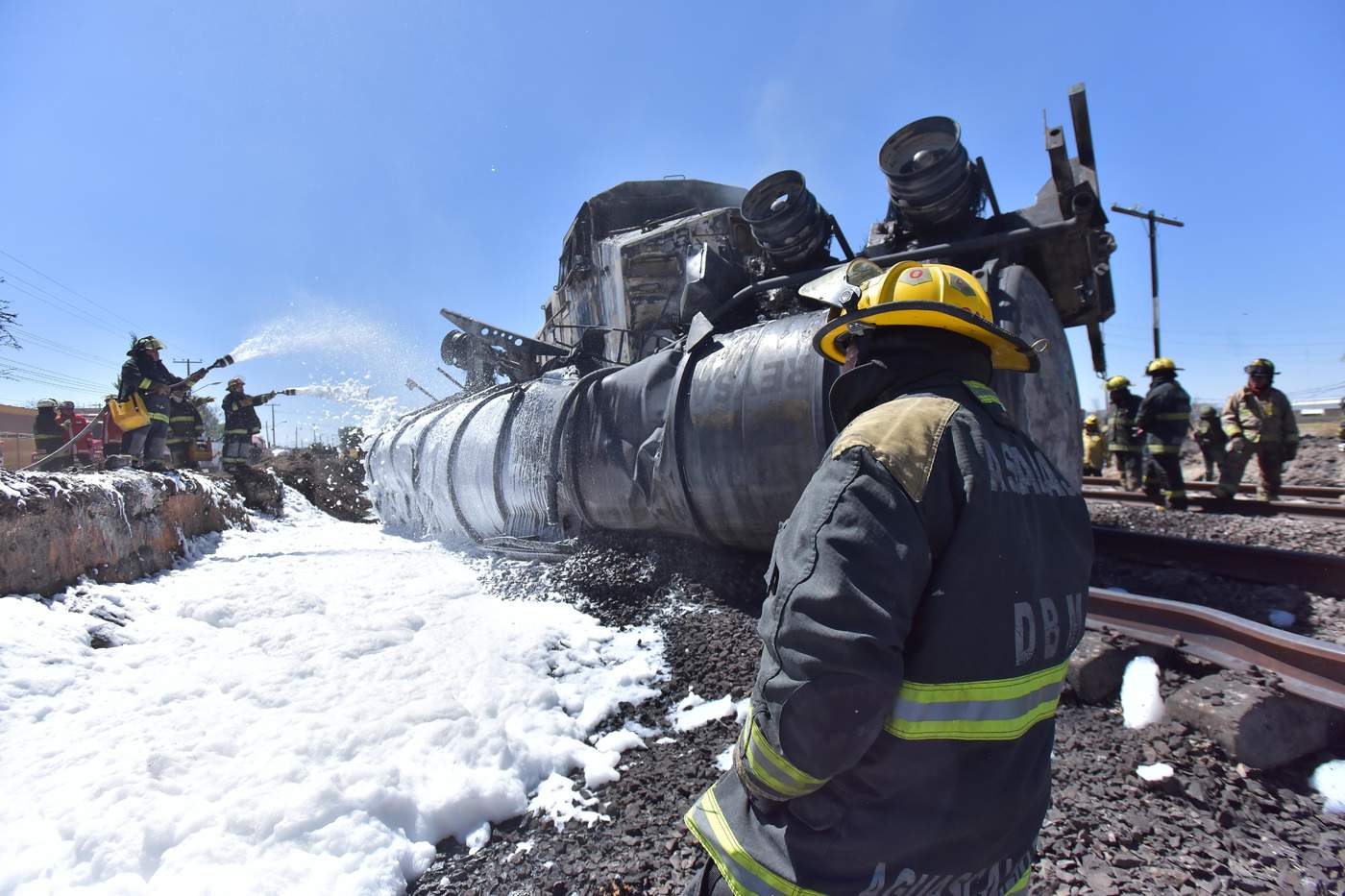 Medios nacionales reportaron una columna de humo visible a varios kilómetros, producto de la explosión e incendio del camión, propiedad de una empresa particular, tras el impacto. (EFE)