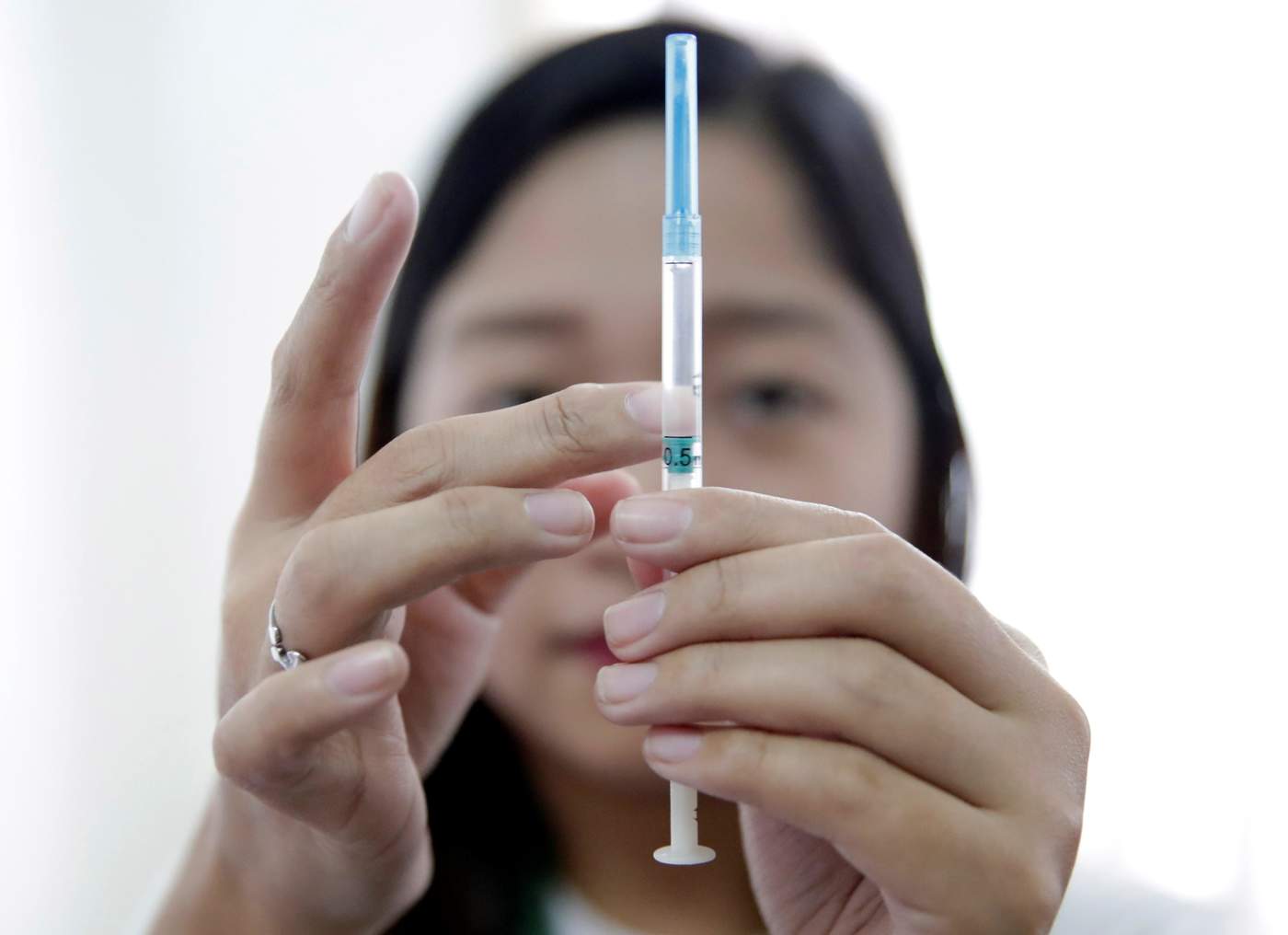 Con la intención de contener el brote para abril, las autoridades sanitarias emprendieron la semana pasada una campaña de inmunización masiva en Manila, donde ya han sido vacunados unos 130,000 niños de los 450,000 que se calcula que lo necesitan. (ARCHIVO)