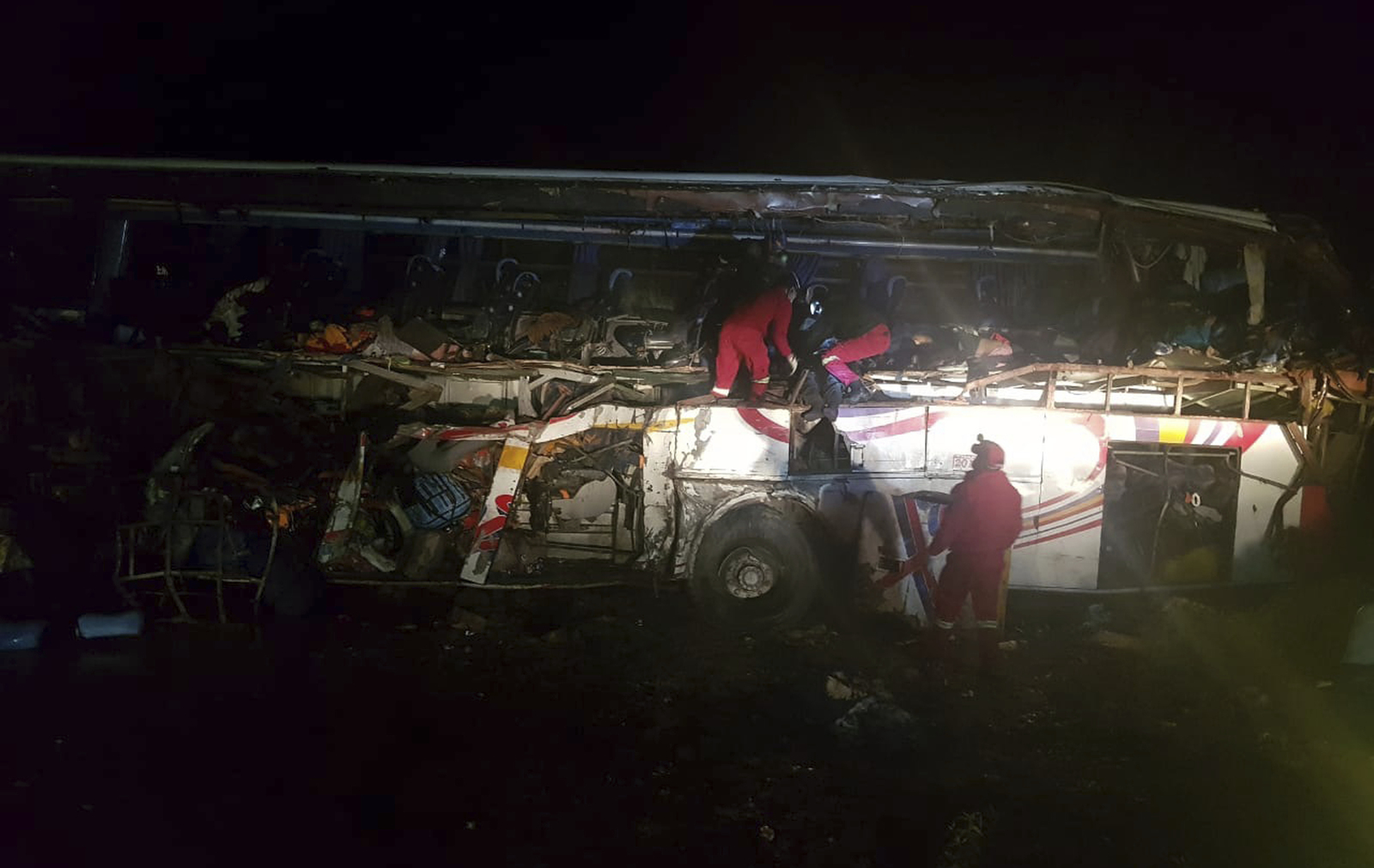Fatal. Bomberos trabajaron para rescatar a los pasajeros luego de que el autobús chocó con un camión. (AP)