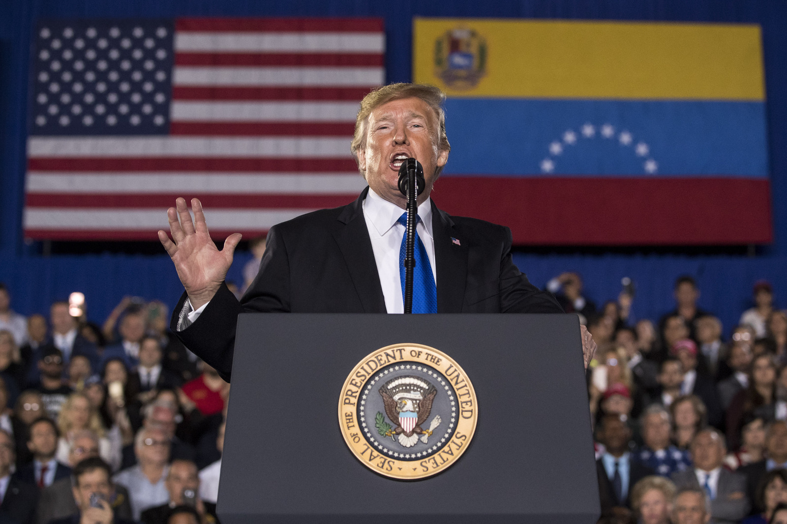 Mensaje. El presidente Donald Trump habló ante una comunidad de estadounidenses de origen venezolano en la Universidad Internacional de Florida en Miami. (AP)