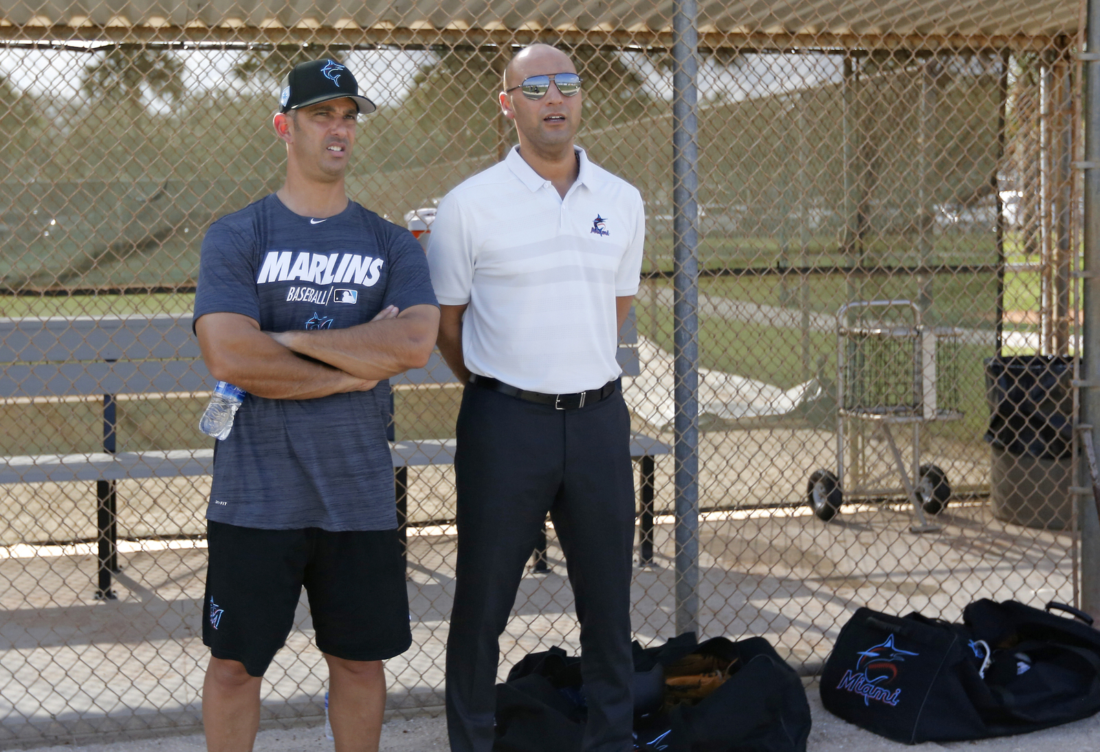 Jorge Posada (i) conversa con Derek Jeter, director general de los Marlins de Miami, durante un entrenamiento.