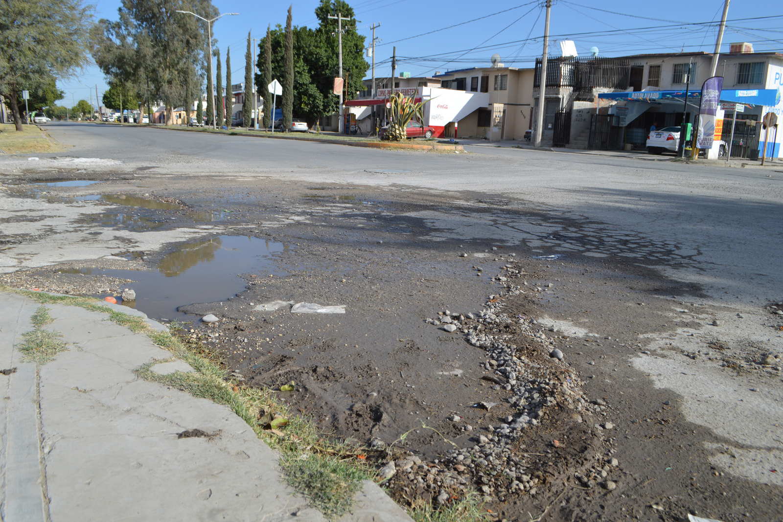 Aguas negras brotan desde hace semanas en la esquina de la avenida Allende y la calle Bahía de las Ballenas, es uno de los puntos de acceso al CAM 29 y a un hogar de niños. (ROBERTO ITURRIAGA)