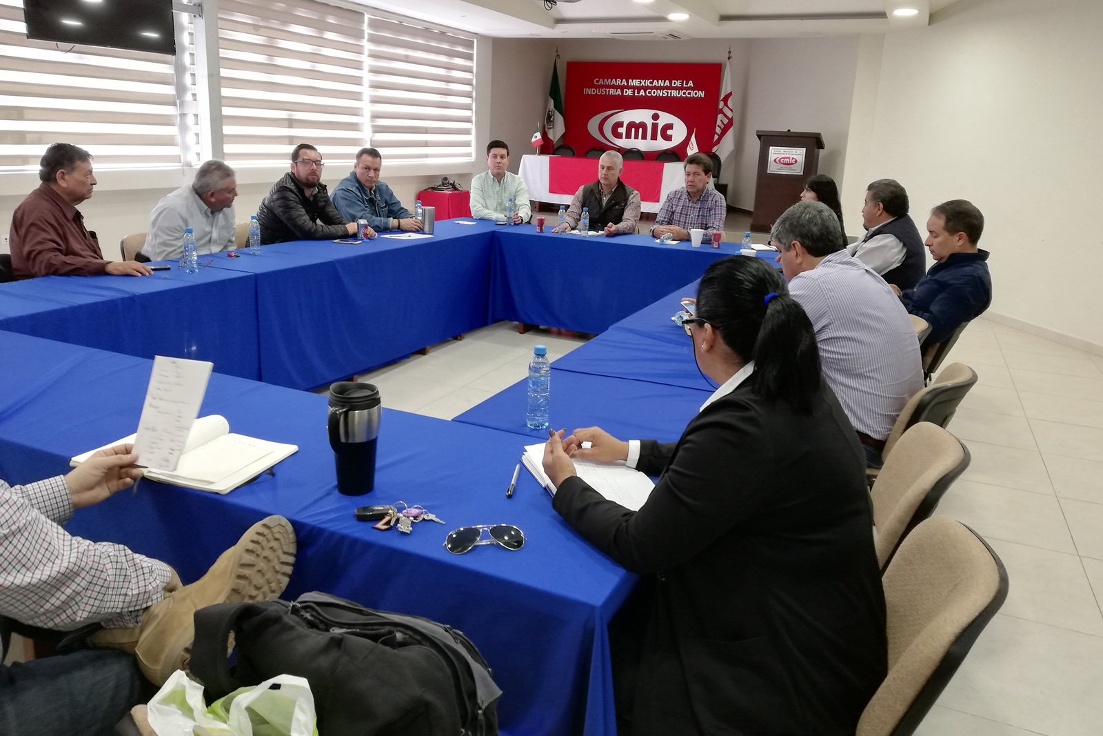 Los constructores se reunieron con representantes de la Junta Local de Conciliación y Arbitraje para instalar módulo de atención. (VIRGINIA HERNÁNDEZ)