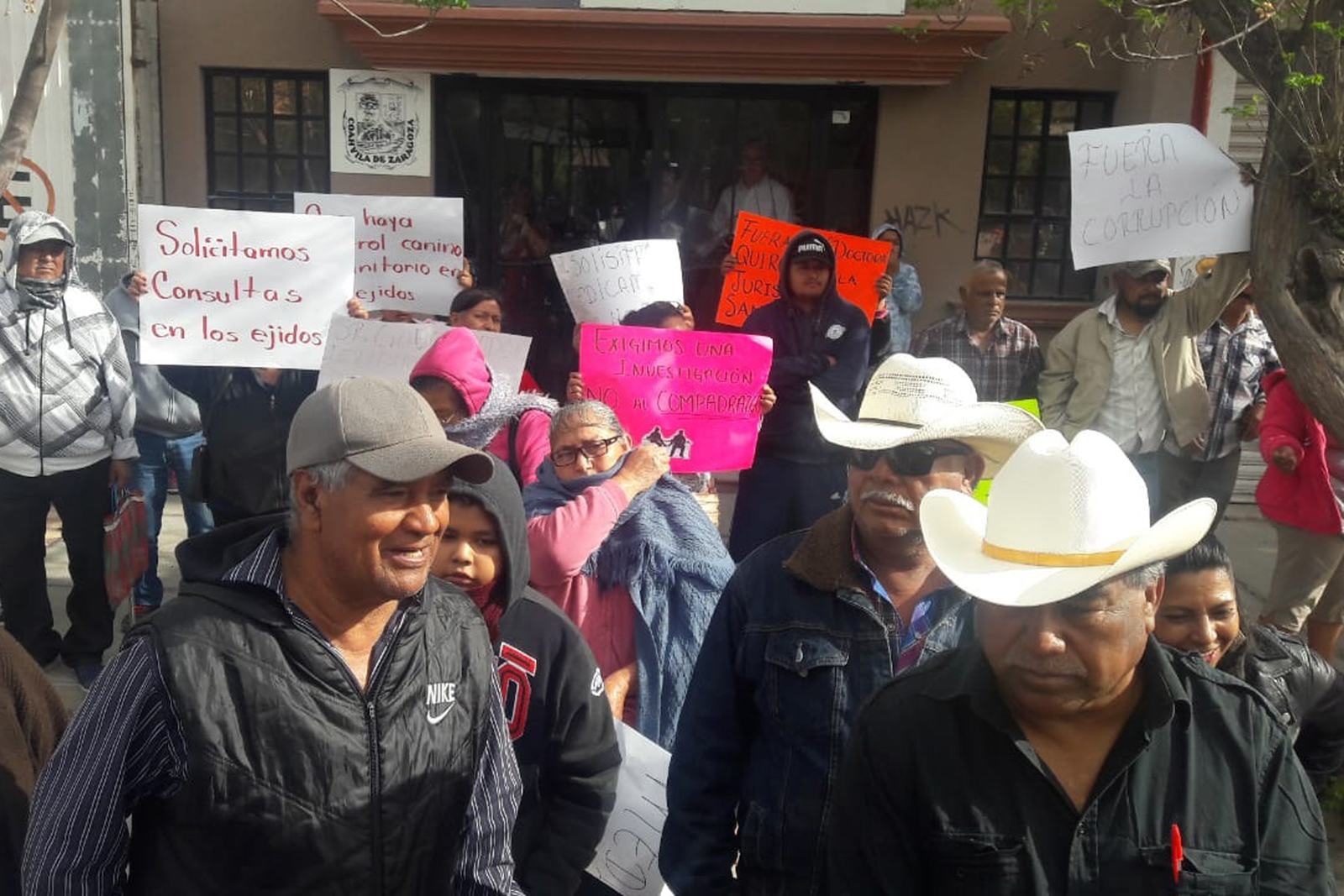 Los manifestantes portaban cartulinas con consignas en contra de la titular de la Jurisdicción Sanitaria.  (EL SIGLO DE TORREÓN/MARY VÁZQUEZ)