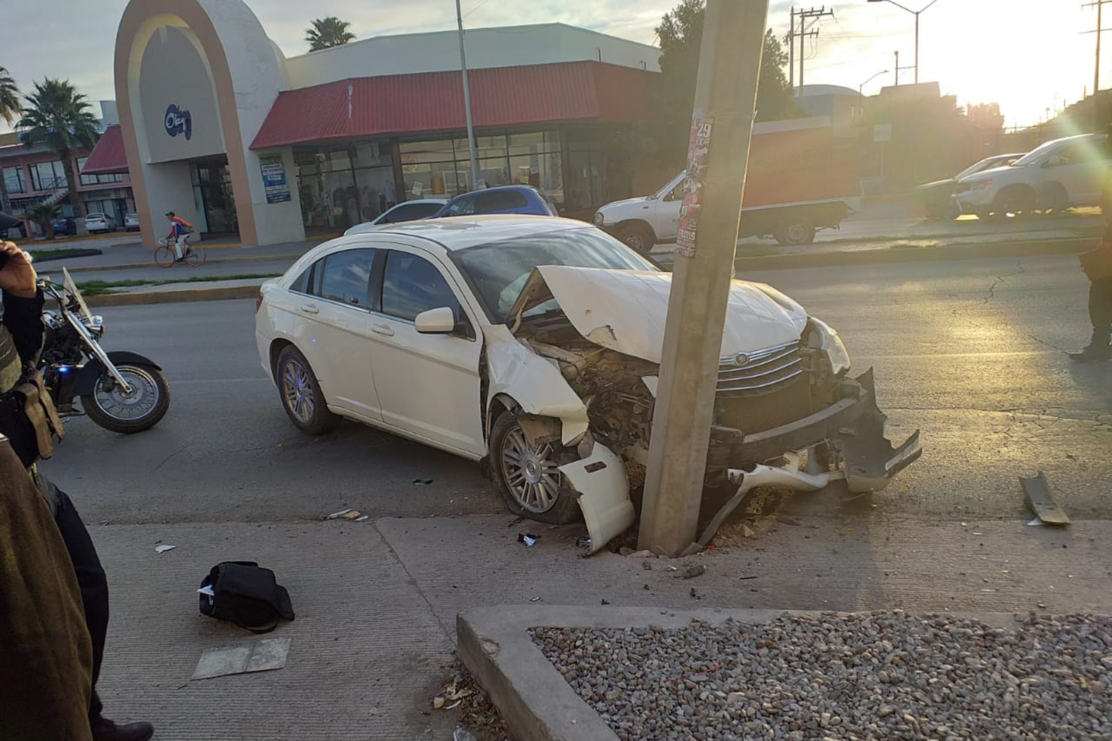 El conductor del un vehículo Chrysler Cirrus se impactó contra un poste de concreto, se encontraba en estado de ebriedad. (EL SIGLO DE TORREÓN) 