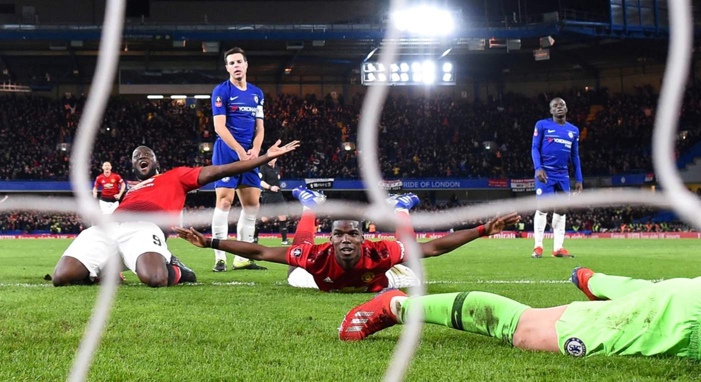 Romelu Lukaku y Paul Pogba festejaron de esta manera un gol ante Chelsea. (Especial)