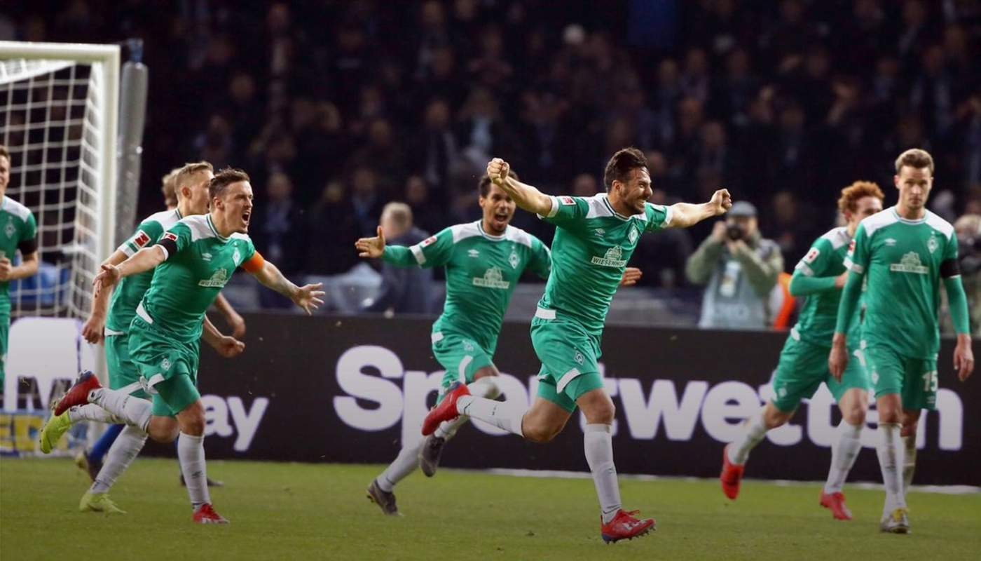 Claudio Pizarro (c) festeja su gol que significó el empate para el Werder Bremen frente al Herta Berlín. (Especial)
