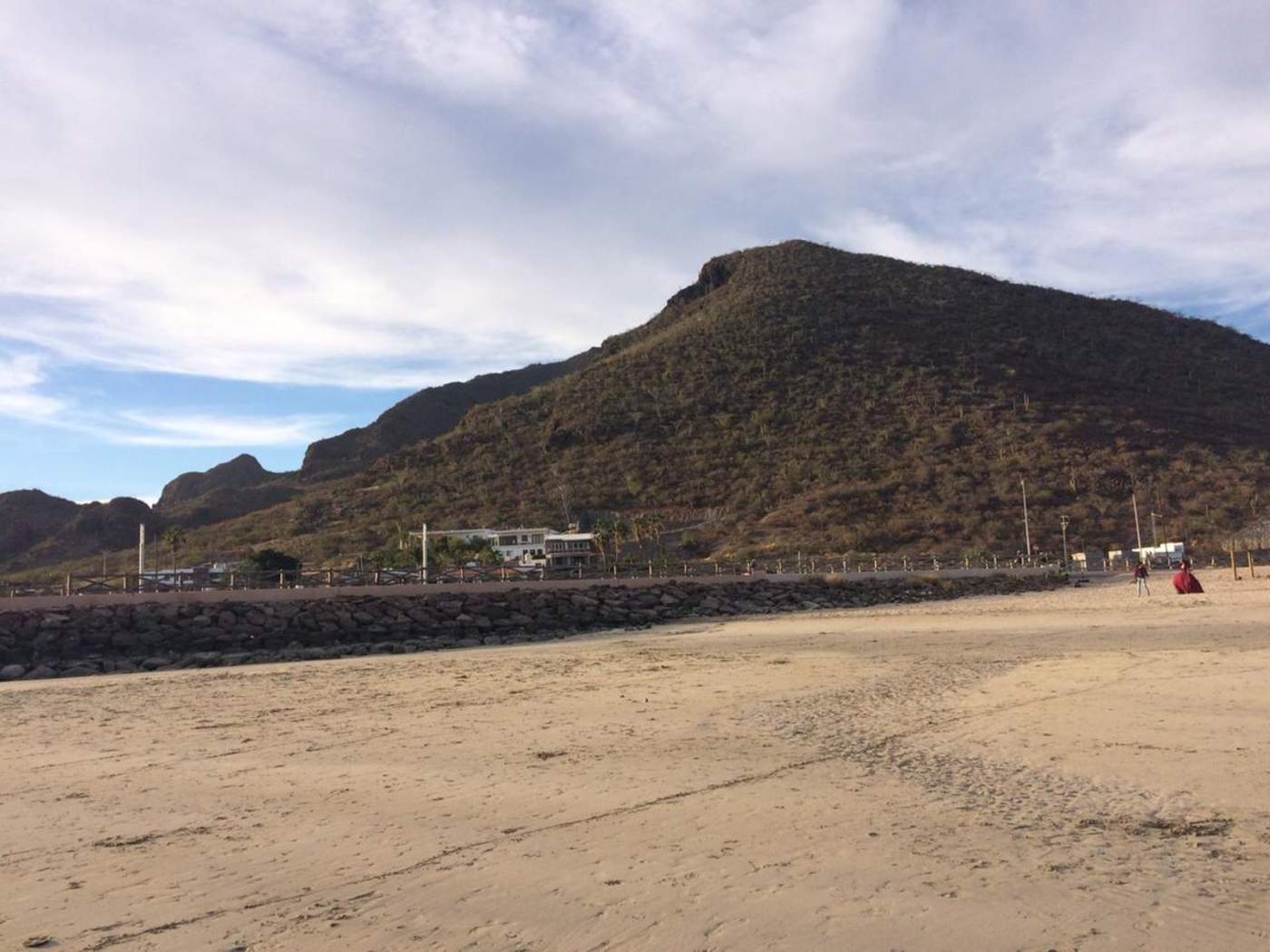 '¿A dónde se fue el mar?', preguntaron vacacionistas de las playas de San Carlos y Miramar de Guaymas, este fin de semana, cuando la marea se desplazó por espacio de media hora hasta en 30 metros. (TWITTER/@AguedaBarojas)