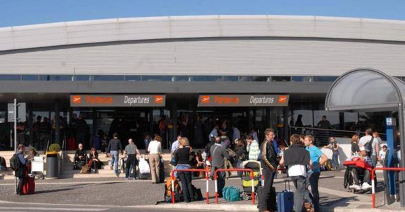 Los pasajeros y los empleados de la terminal aérea fueron conducidos hasta las afueras del aeropuerto como una medida de seguridad. (ESPECIAL)