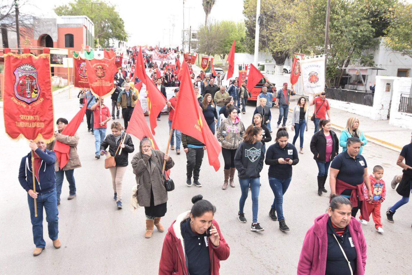El contingente de mineros y familias de los trabajadores caídos, inició la marcha desde la escuela de metalurgia. (SERGIO RODRÍGUEZ / EL SIGLO COAHUILA)