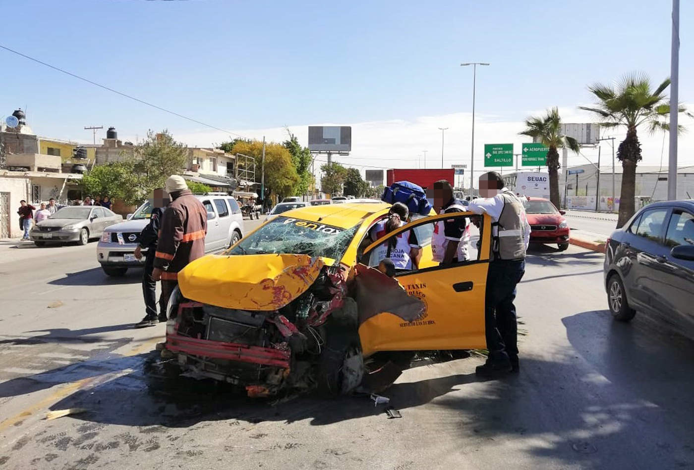 El hombre fue sacado del vehículo con la ayuda de los rescatistas y trasladado a un hospital de la ciudad a bordo de una ambulancia. (EL SIGLO DE TORREÓN)