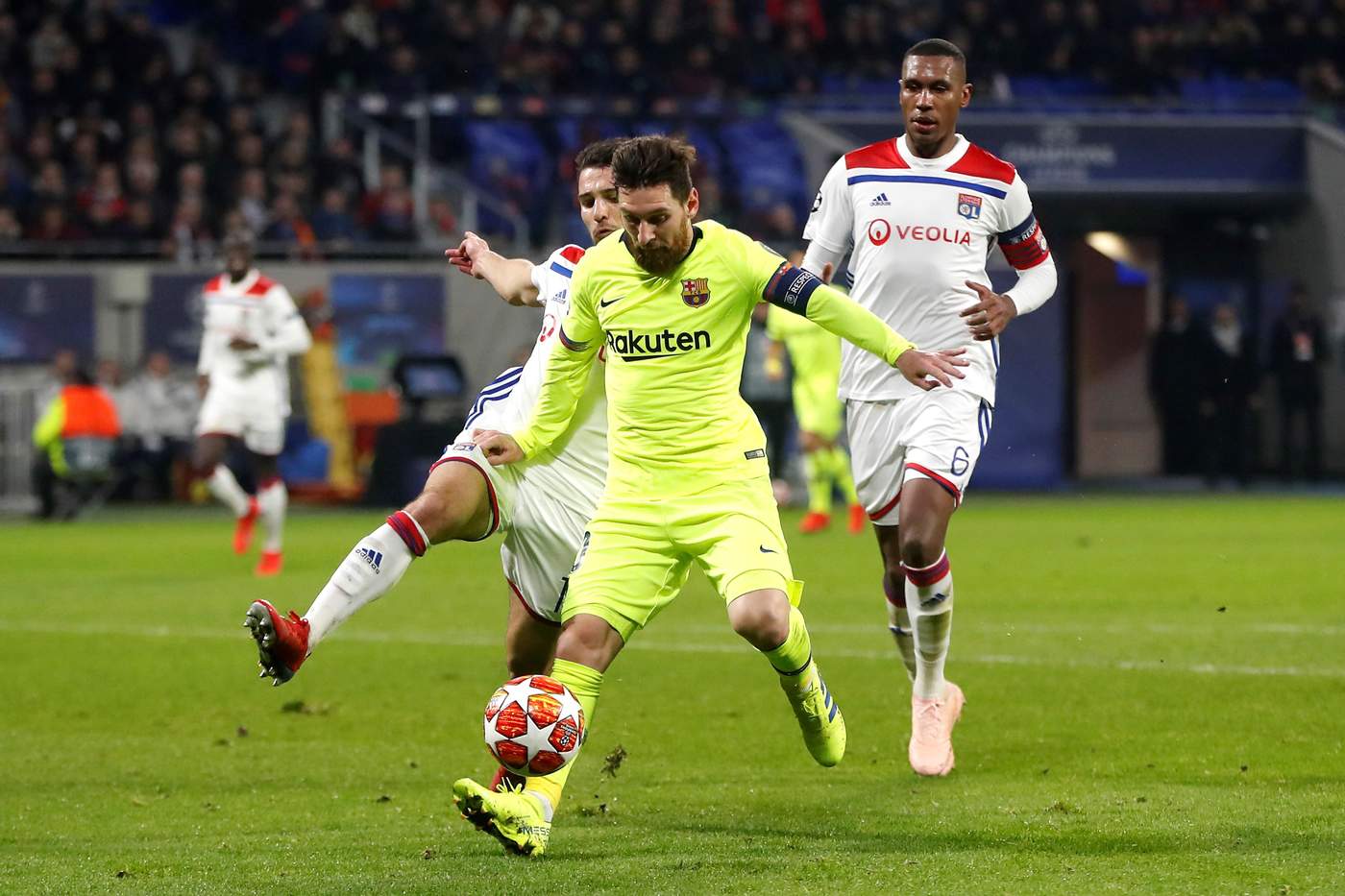 Messi durante el enfrentamiento con Lyon. (EFE)