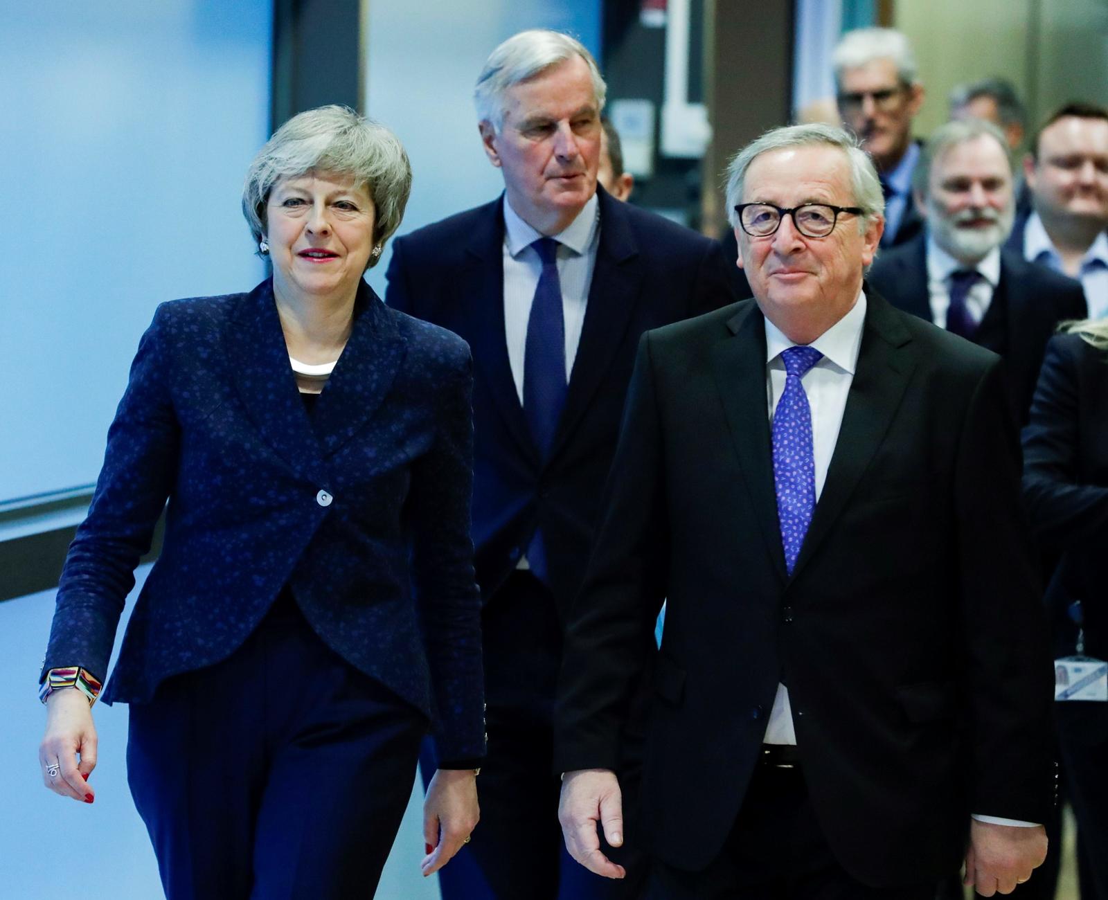 Encuentro. La primera ministra Theresa May verá hoy en Bruselas al presidente Jean-Claude Juncker. (EFE)