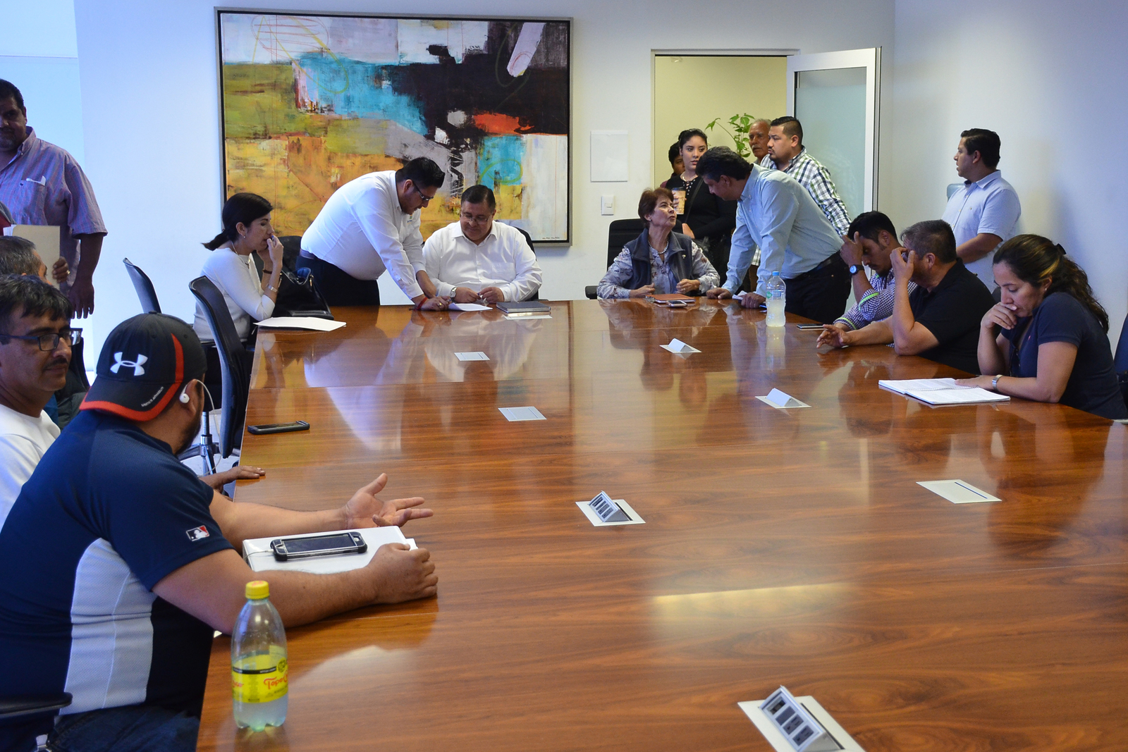 El secretario del Ayuntamiento Sergio Lara corrió a los medios de comunicación de su reunión con transportistas. (FERNANDO COMPEÁN)