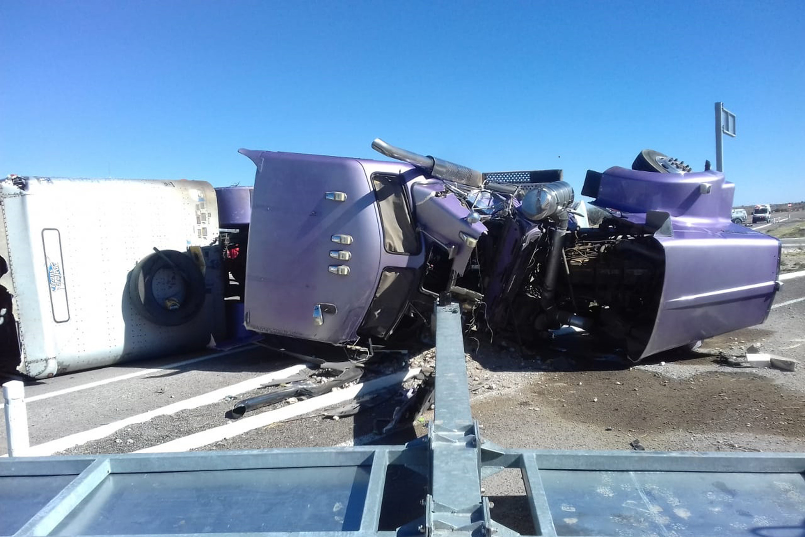 Trailero sufre aparatosa volcadura en la carretera libre a Chihuahua, el operador de la unidad resultó con lesiones graves. (EL SIGLO DE TORREÓN) 