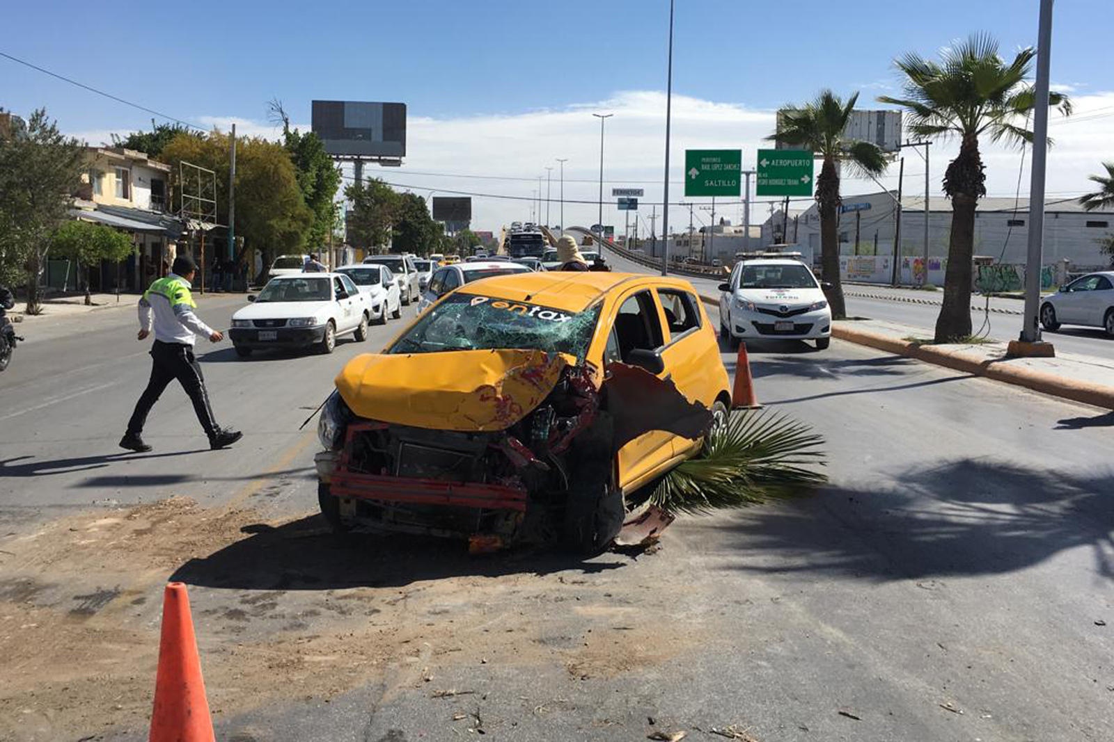 Un taxista perdió el control de su vehículo, se subió al camellón donde derribó una palma y terminó chocando con una camioneta. (EL SIGLO DE TORREÓN)